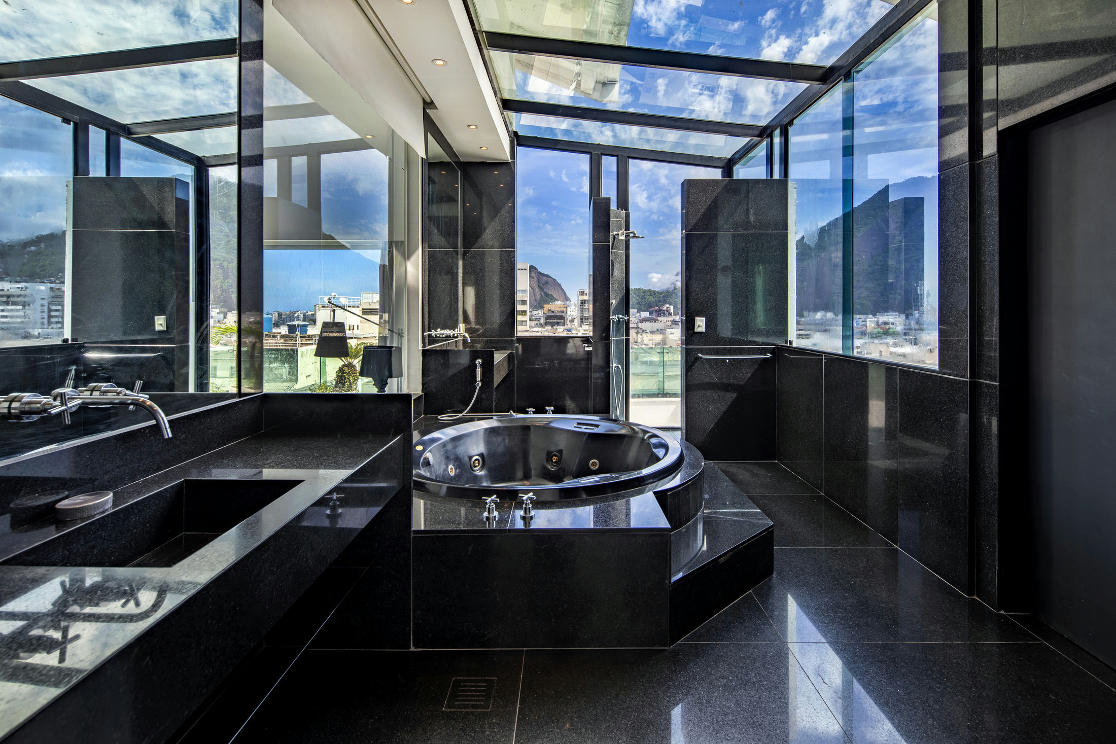 Luxurious Penthouse with 5 suites, a pool and a breathtaking view of all Copacabana's beach in Copacabana — photo 10