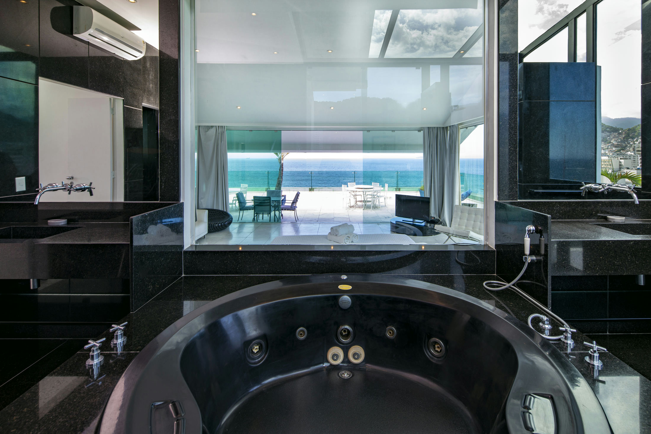 Luxurious Penthouse with 5 suites, a pool and a breathtaking view of all Copacabana's beach in Copacabana — photo 11