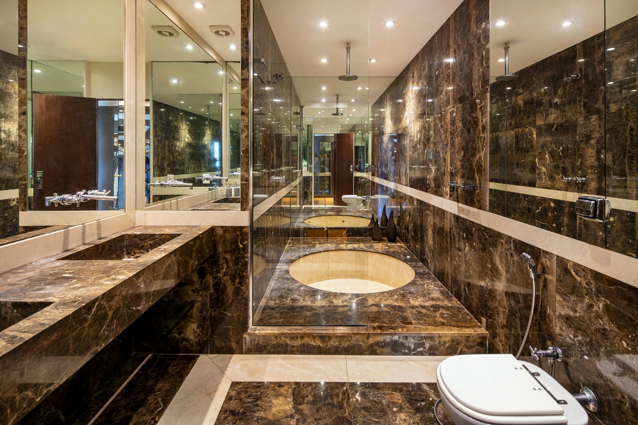 Luxurious Penthouse with 5 suites, a pool and a breathtaking view of all Copacabana's beach in Copacabana — photo 18