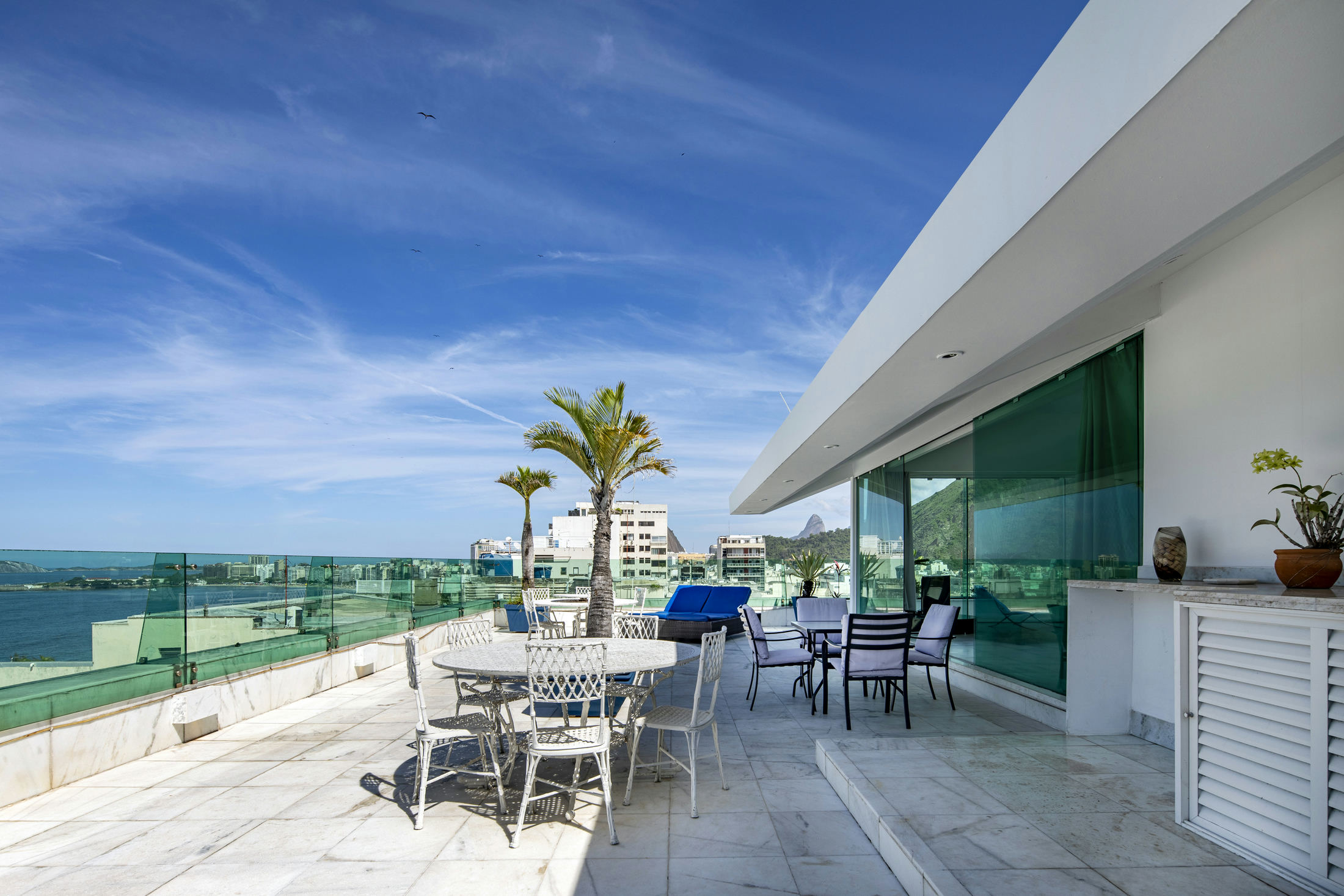 Luxurious Penthouse with 5 suites, a pool and a breathtaking view of all Copacabana's beach in Copacabana — photo 7