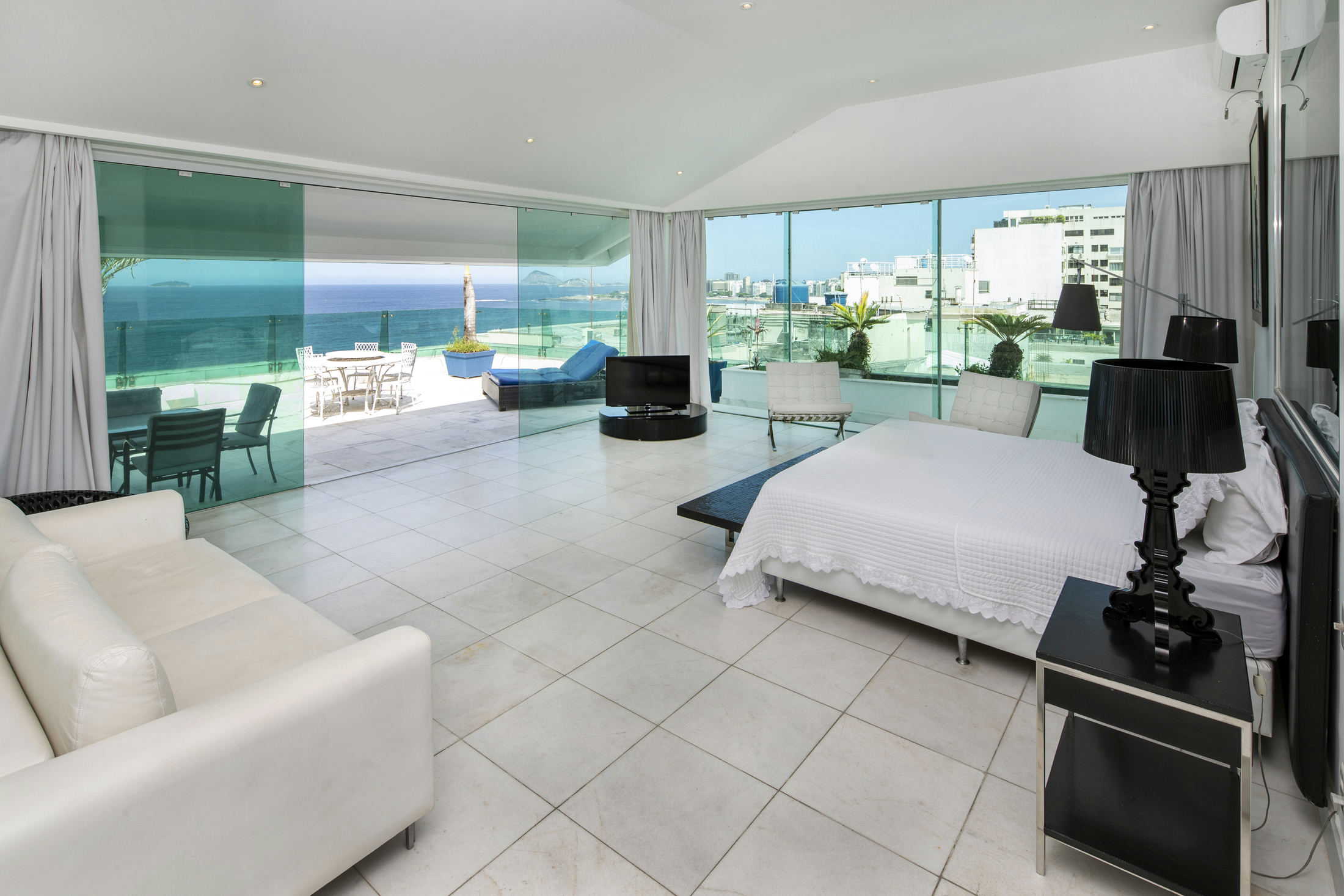 Luxurious Penthouse with 5 suites, a pool and a breathtaking view of all Copacabana's beach in Copacabana — photo 9