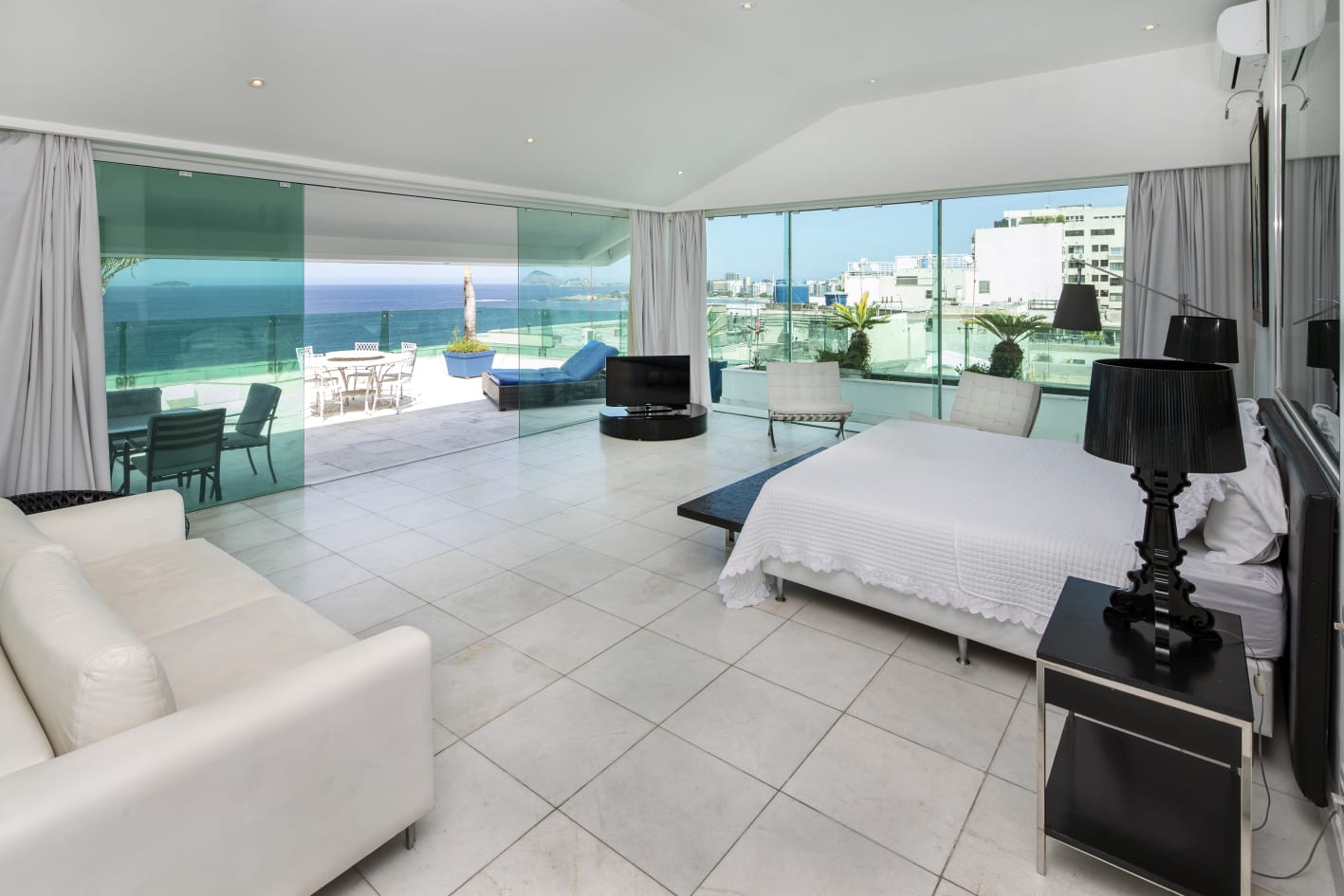 Luxurious Penthouse with 5 suites, a pool and a breathtaking view of all Copacabana's beach — photo 9 of 26 (duplex penthouse, Copacabana, Rio de Janeiro)