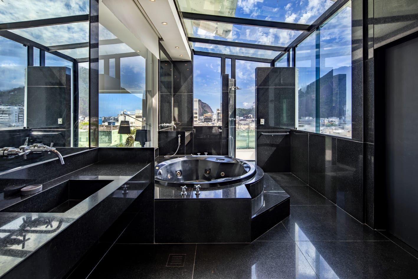 Luxurious Penthouse with 5 suites, a pool and a breathtaking view of all Copacabana's beach