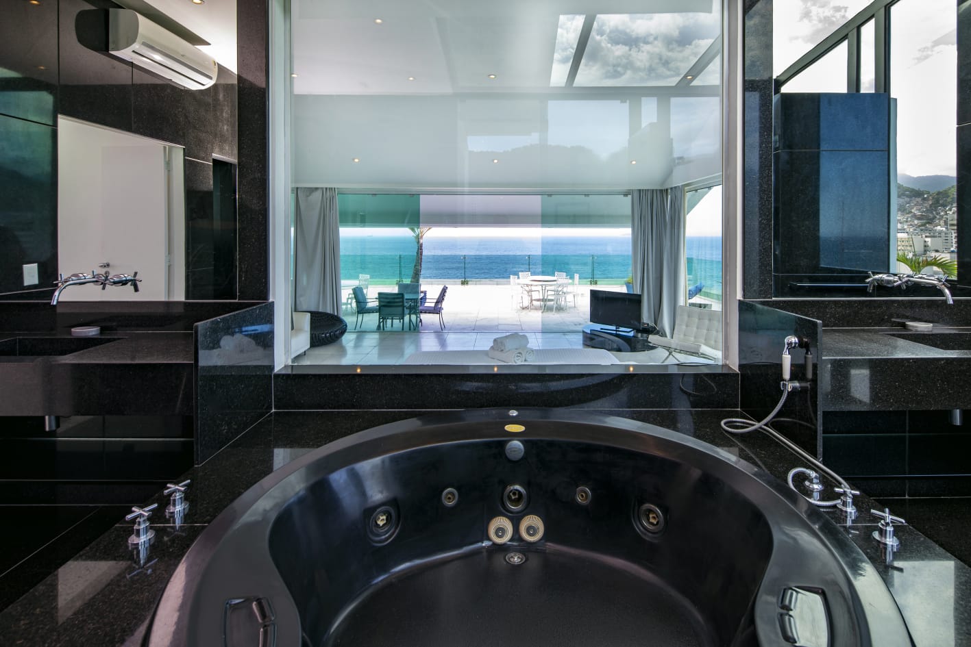 Luxurious Penthouse with 5 suites, a pool and a breathtaking view of all Copacabana's beach — photo 11 of 26 (duplex penthouse, Copacabana, Rio de Janeiro)