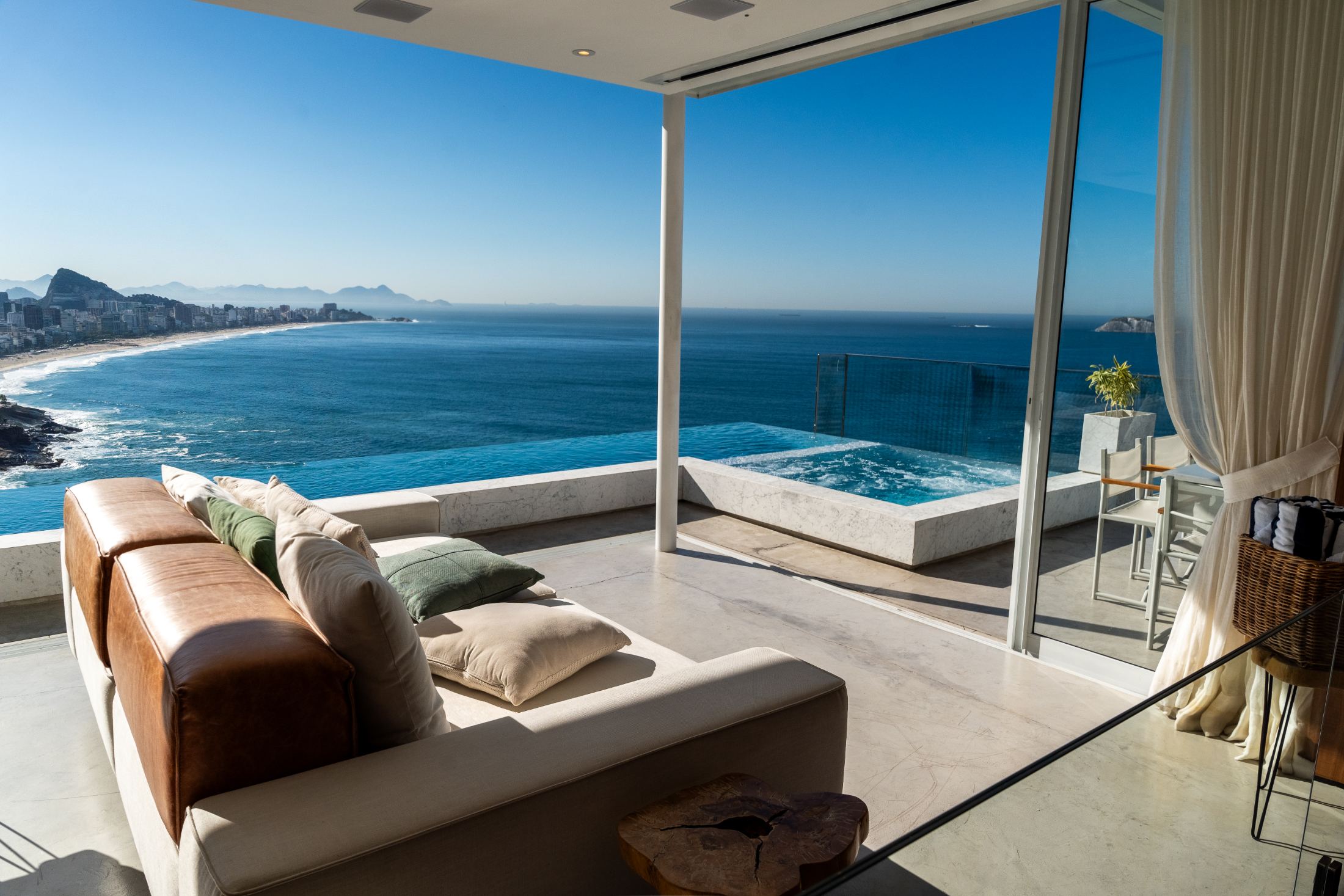 The Crown Jewel of Vidigal - Spectacular Duplex Penthouse with 4 Luxury Suites in Vidigal — photo 3