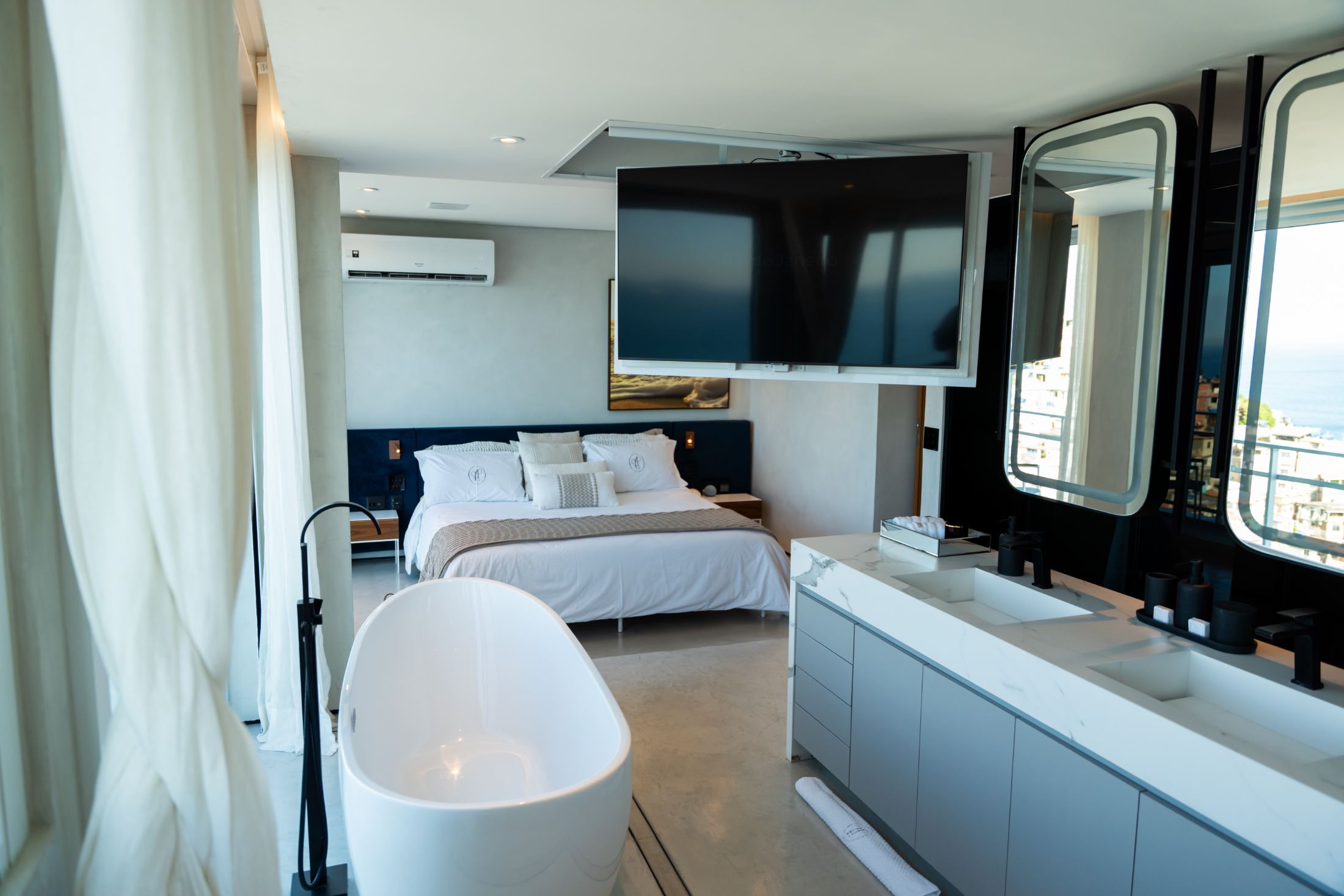 The Crown Jewel of Vidigal - Spectacular Duplex Penthouse with 4 Luxury Suites in Vidigal — photo 13