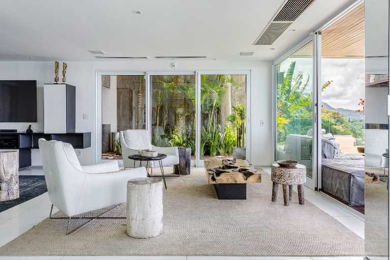An Architectural Masterpiece Above the Atlantic with Refined Interiors & Oceanfront Living — photo 36 of 64 (villa, Joá, Rio de Janeiro)