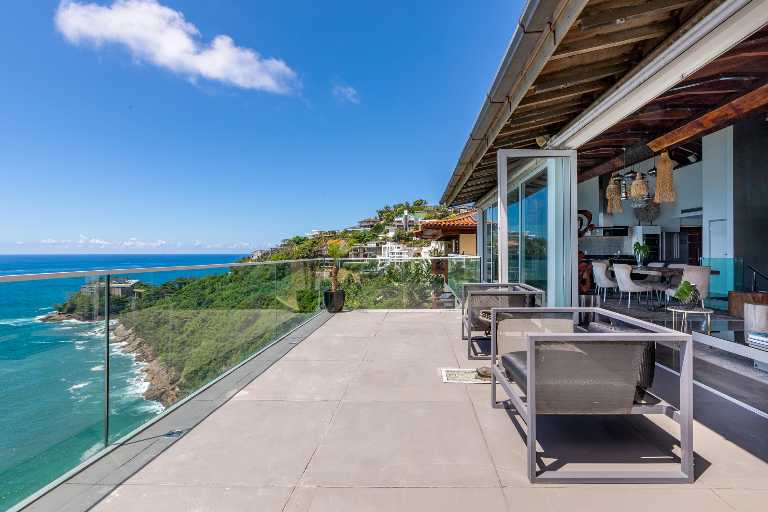 An Architectural Masterpiece Above the Atlantic with Refined Interiors & Oceanfront Living — photo 14 of 64 (villa, Joá, Rio de Janeiro)