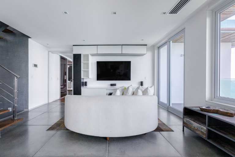 An Architectural Masterpiece Above the Atlantic with Refined Interiors & Oceanfront Living — photo 34 of 64 (villa, Joá, Rio de Janeiro)