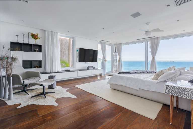 An Architectural Masterpiece Above the Atlantic with Refined Interiors & Oceanfront Living — photo 24 of 64 (villa, Joá, Rio de Janeiro)