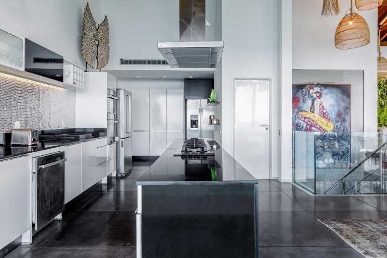 An Architectural Masterpiece Above the Atlantic with Refined Interiors & Oceanfront Living — photo 22 of 64 (villa, Joá, Rio de Janeiro)