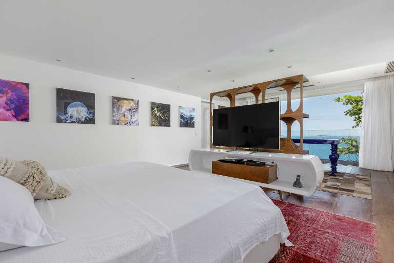 An Architectural Masterpiece Above the Atlantic with Refined Interiors & Oceanfront Living — photo 46 of 64 (villa, Joá, Rio de Janeiro)