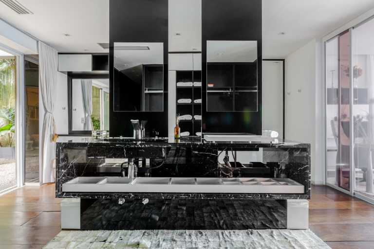 An Architectural Masterpiece Above the Atlantic with Refined Interiors & Oceanfront Living — photo 28 of 64 (villa, Joá, Rio de Janeiro)