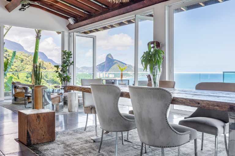An Architectural Masterpiece Above the Atlantic with Refined Interiors & Oceanfront Living — photo 19 of 64 (villa, Joá, Rio de Janeiro)