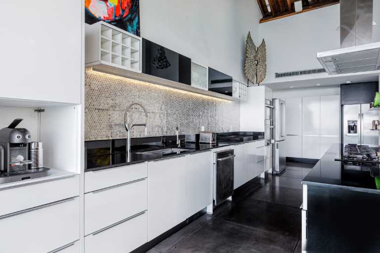 An Architectural Masterpiece Above the Atlantic with Refined Interiors & Oceanfront Living — photo 23 of 64 (villa, Joá, Rio de Janeiro)