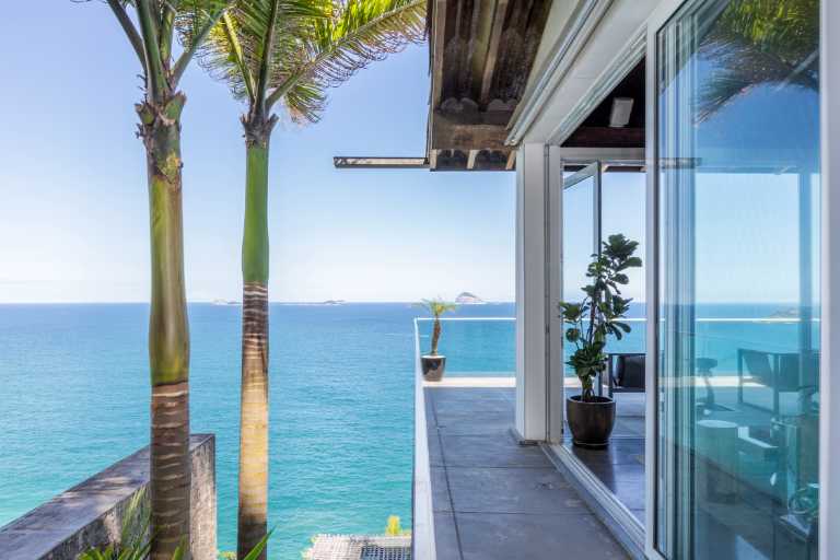 An Architectural Masterpiece Above the Atlantic with Refined Interiors & Oceanfront Living — photo 26 of 64 (villa, Joá, Rio de Janeiro)