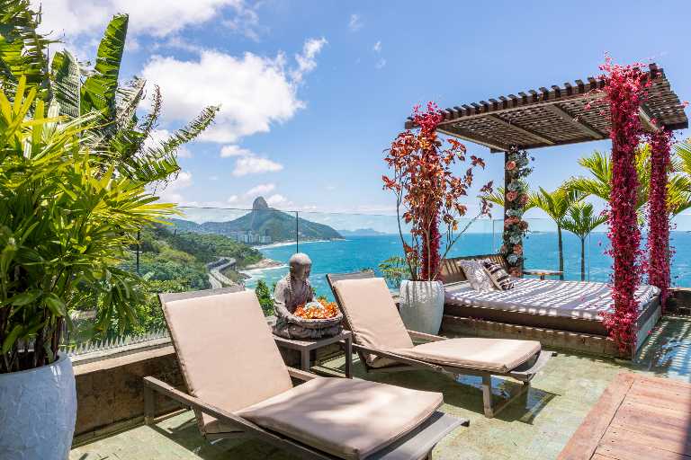 An Architectural Masterpiece Above the Atlantic with Refined Interiors & Oceanfront Living — photo 8 of 64 (villa, Joá, Rio de Janeiro)