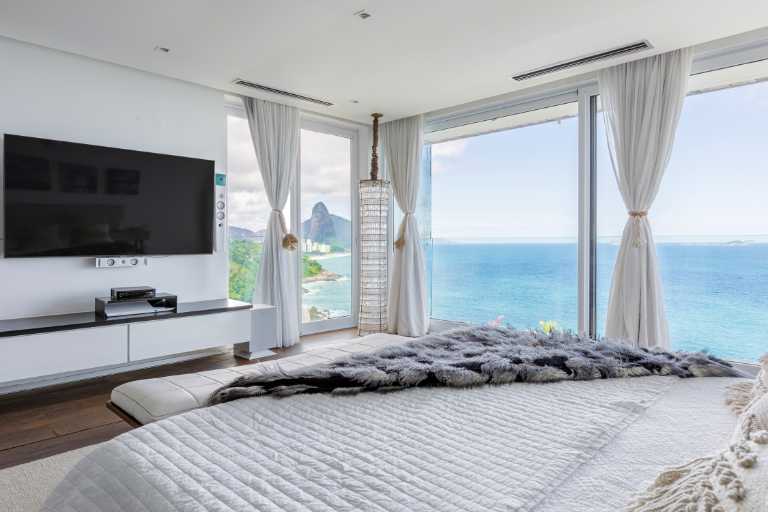 An Architectural Masterpiece Above the Atlantic with Refined Interiors & Oceanfront Living — photo 25 of 64 (villa, Joá, Rio de Janeiro)