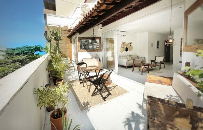 Superb 6 suite penthouse 50 meters from the center of Ipanema's beach