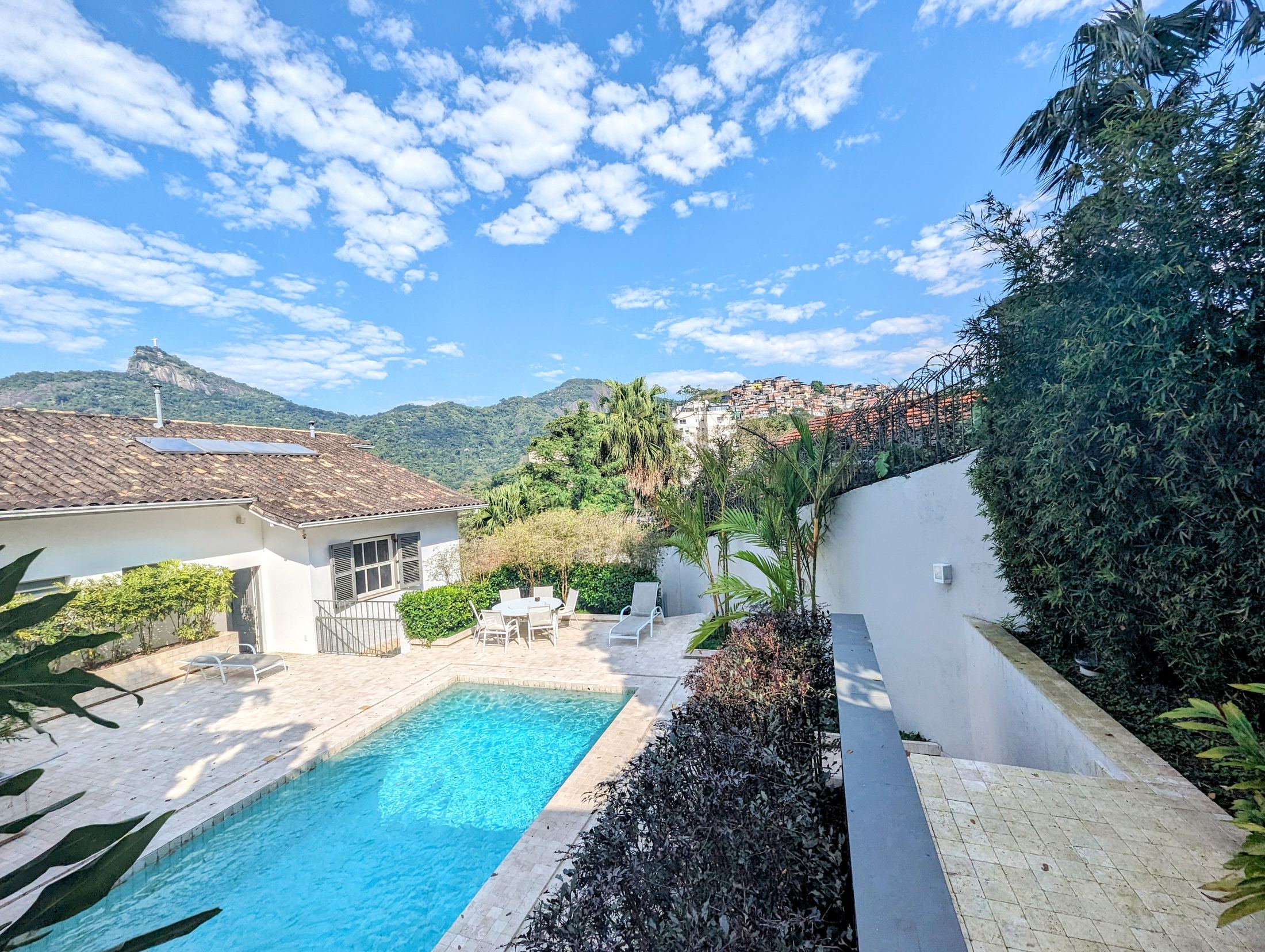 A spectacular 5-bedroom home—featuring 3 suites—with cinematic views of Christ the Redeemer and Sugarloaf Mountain. in Santa Teresa — photo 3