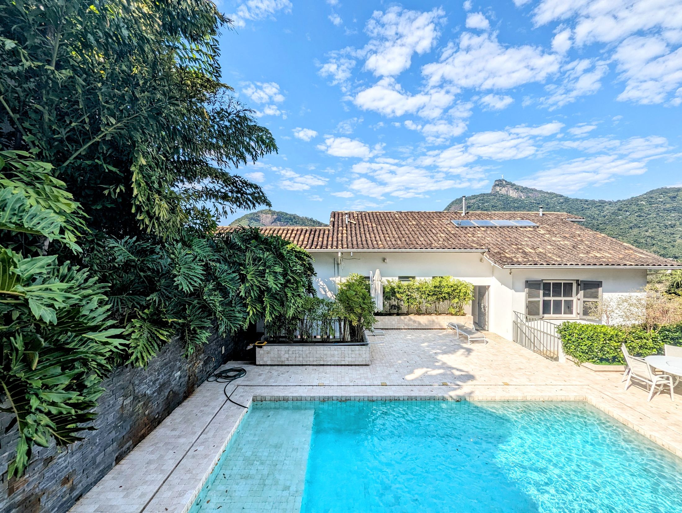 A spectacular 5-bedroom home—featuring 3 suites—with cinematic views of Christ the Redeemer and Sugarloaf Mountain. in Santa Teresa — photo 2