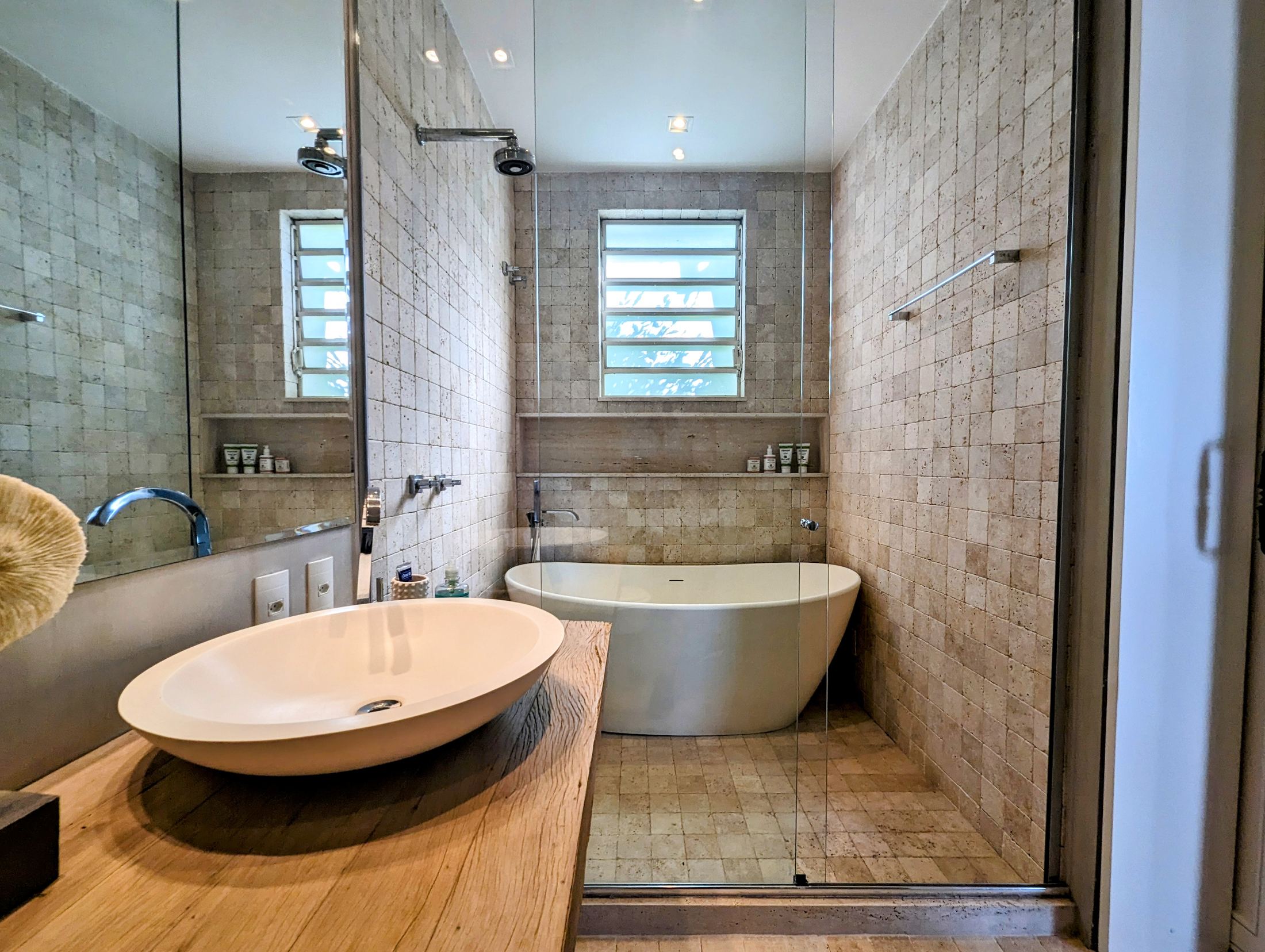 A spectacular 5-bedroom home—featuring 3 suites—with cinematic views of Christ the Redeemer and Sugarloaf Mountain. in Santa Teresa — photo 40