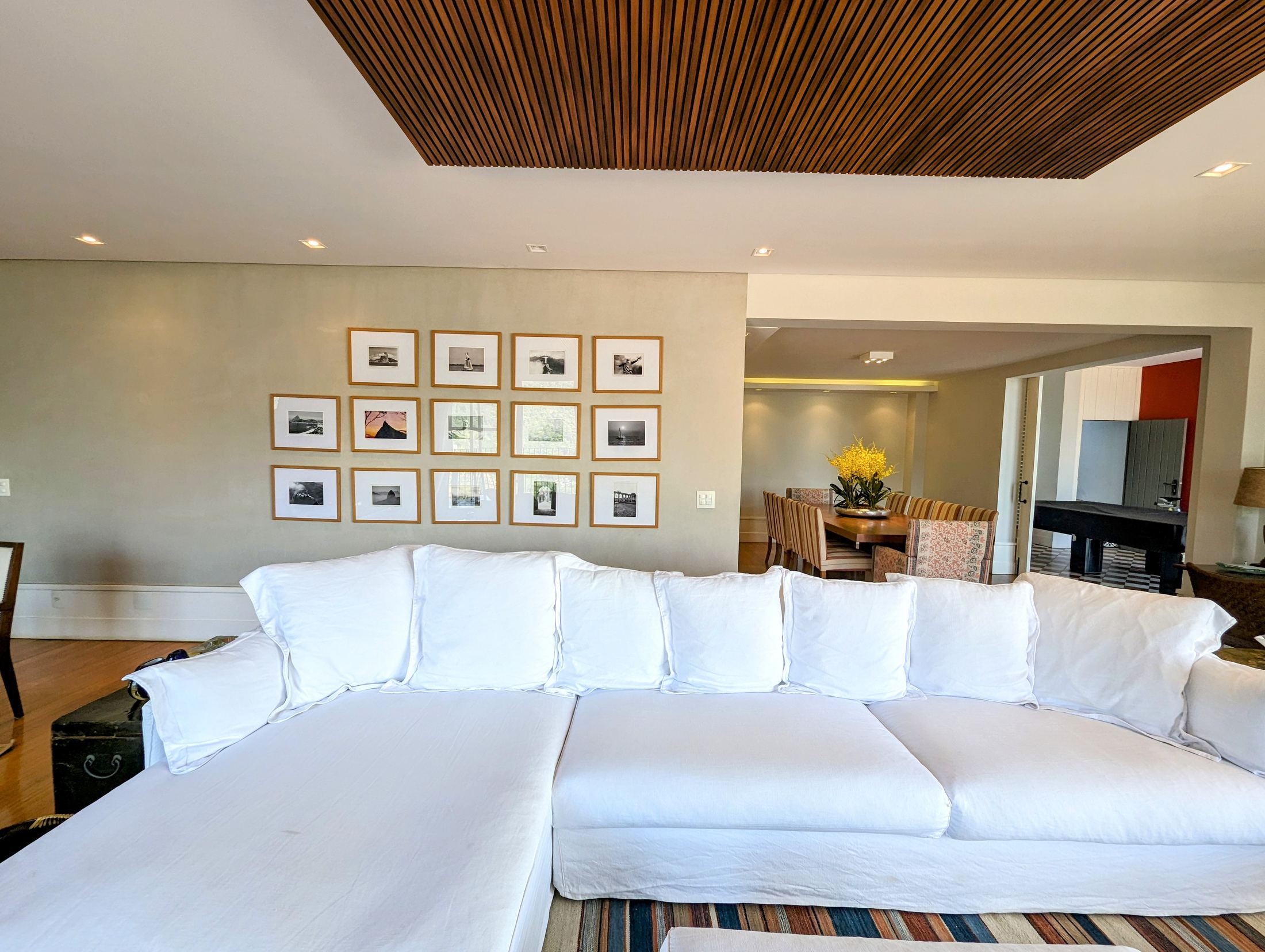 A spectacular 5-bedroom home—featuring 3 suites—with cinematic views of Christ the Redeemer and Sugarloaf Mountain. in Santa Teresa — photo 12