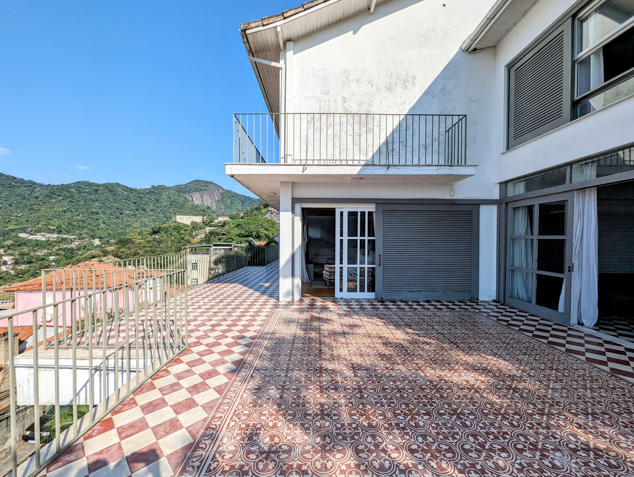 A spectacular 5-bedroom home—featuring 3 suites—with cinematic views of Christ the Redeemer and Sugarloaf Mountain. in Santa Teresa — photo 19