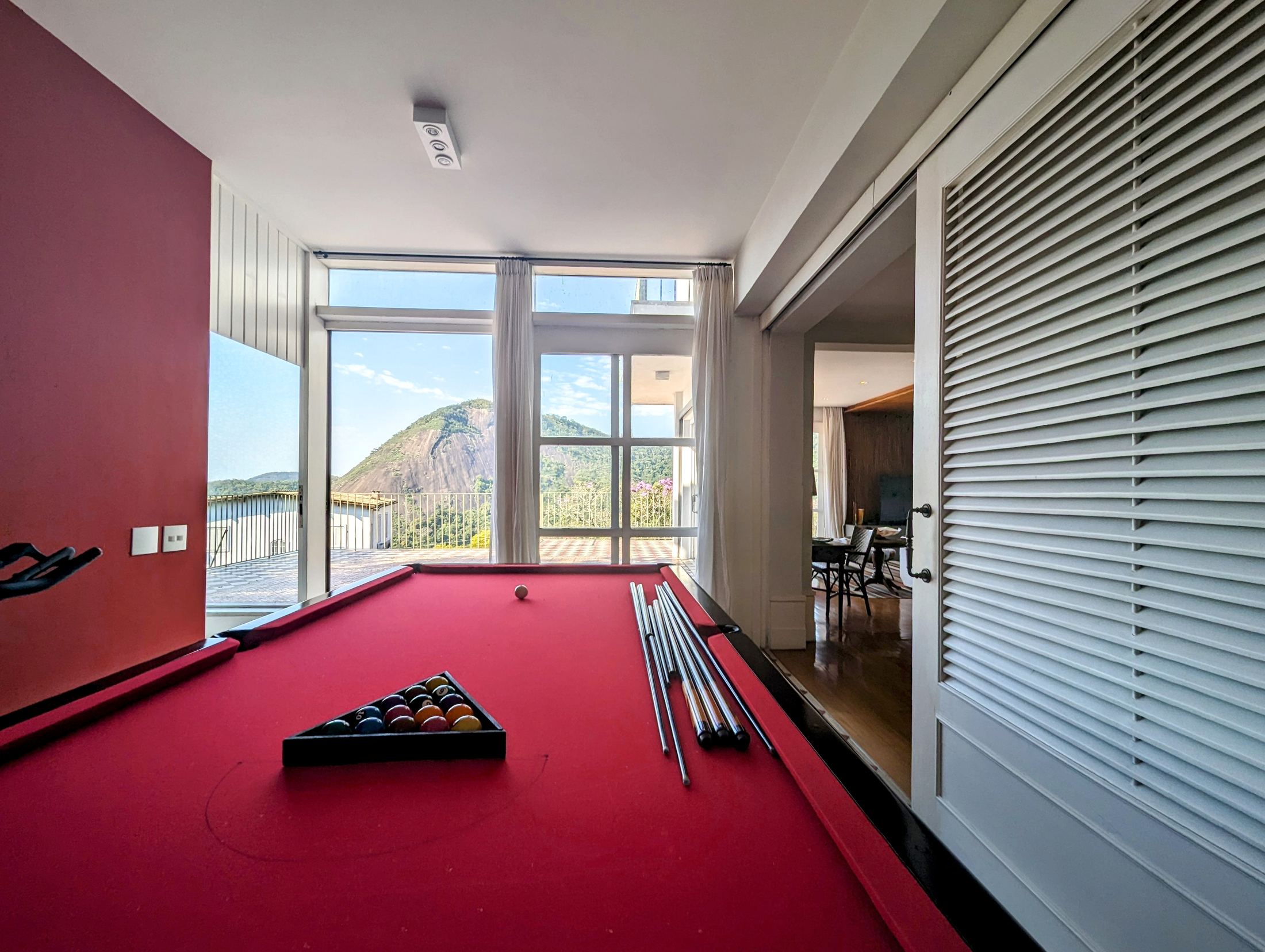 A spectacular 5-bedroom home—featuring 3 suites—with cinematic views of Christ the Redeemer and Sugarloaf Mountain. in Santa Teresa — photo 16