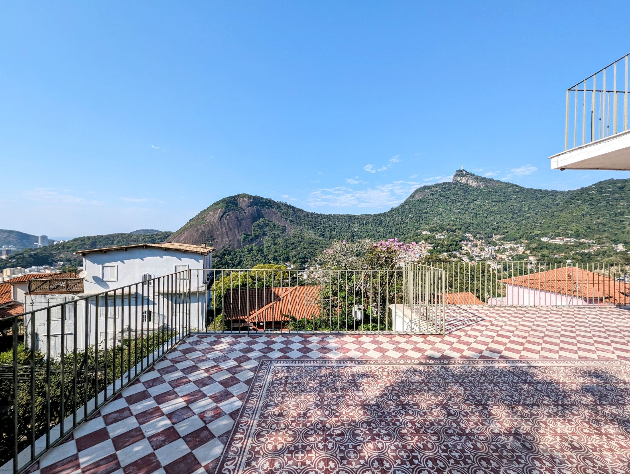A spectacular 5-bedroom home—featuring 3 suites—with cinematic views of Christ the Redeemer and Sugarloaf Mountain. in Santa Teresa — photo 18