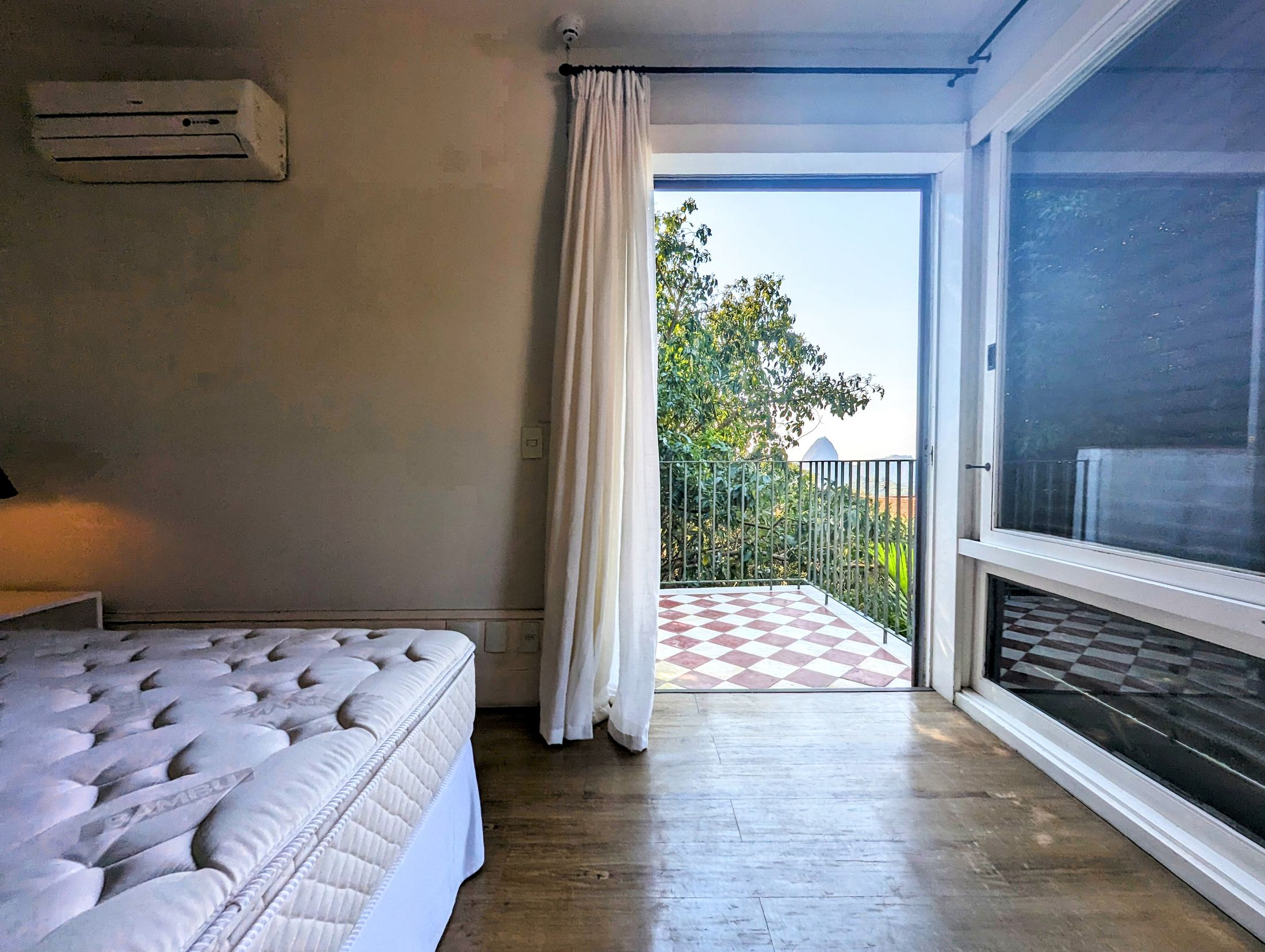 A spectacular 5-bedroom home—featuring 3 suites—with cinematic views of Christ the Redeemer and Sugarloaf Mountain. in Santa Teresa — photo 43