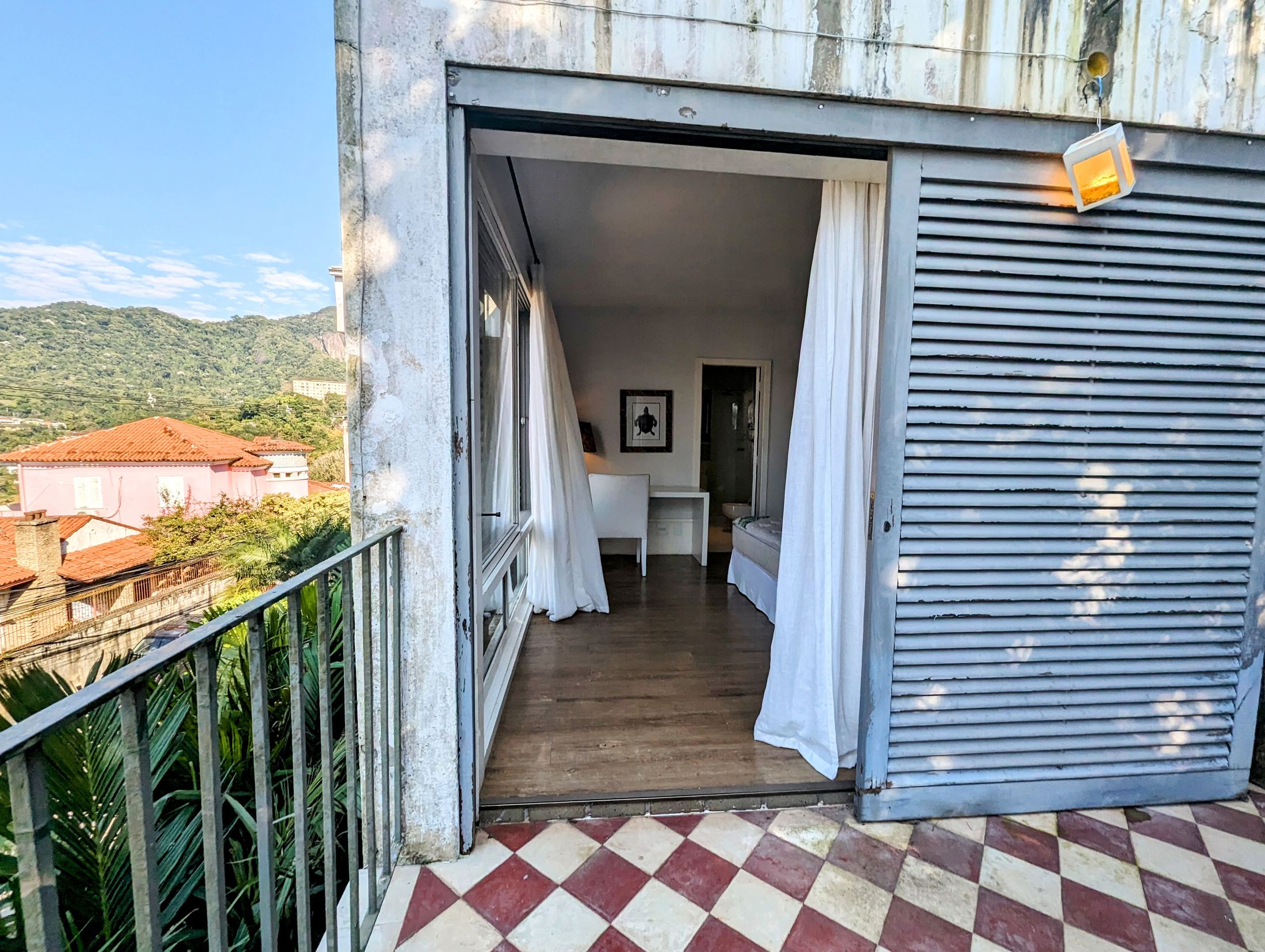 A spectacular 5-bedroom home—featuring 3 suites—with cinematic views of Christ the Redeemer and Sugarloaf Mountain. in Santa Teresa — photo 44