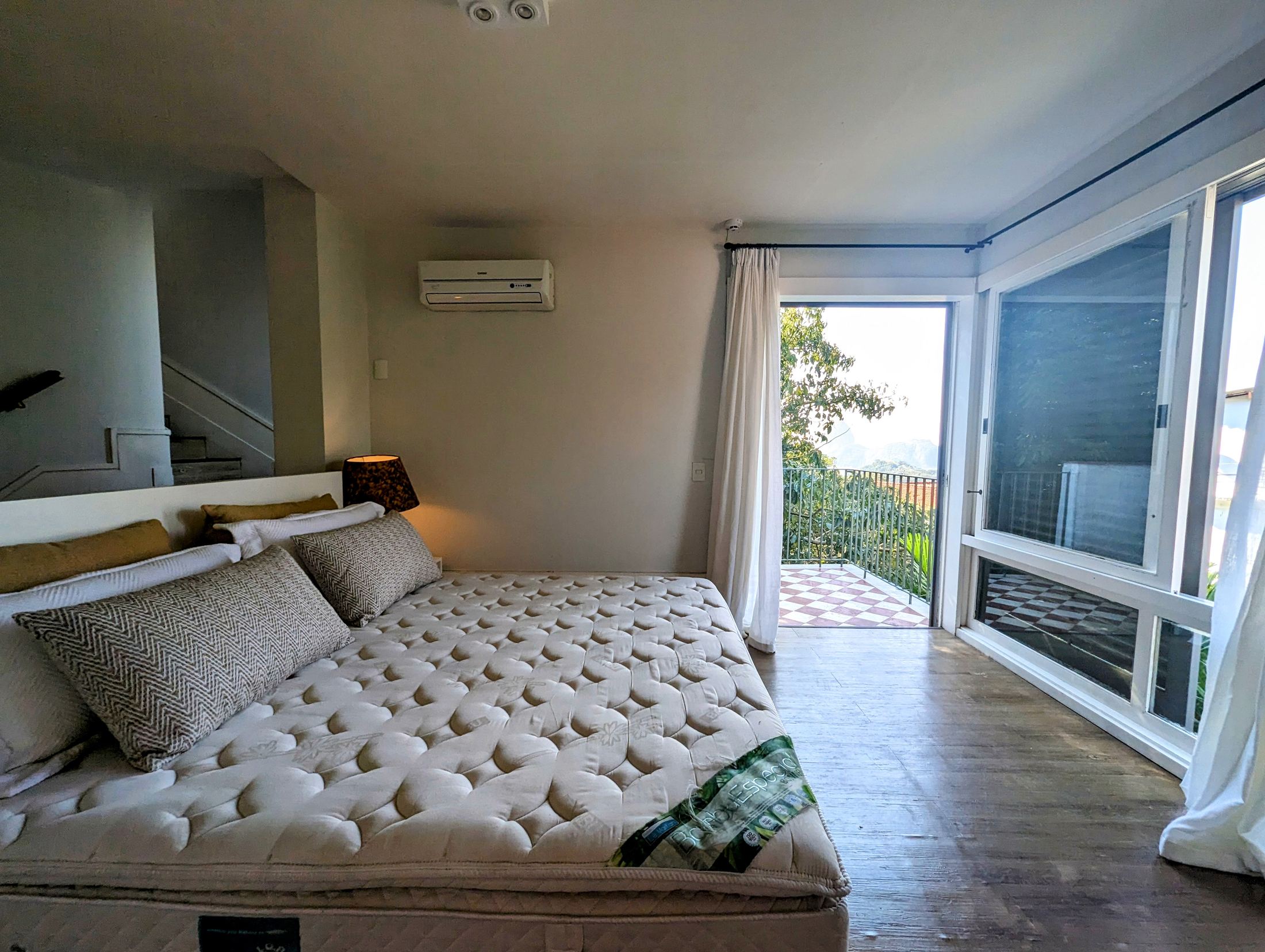 A spectacular 5-bedroom home—featuring 3 suites—with cinematic views of Christ the Redeemer and Sugarloaf Mountain. in Santa Teresa — photo 41