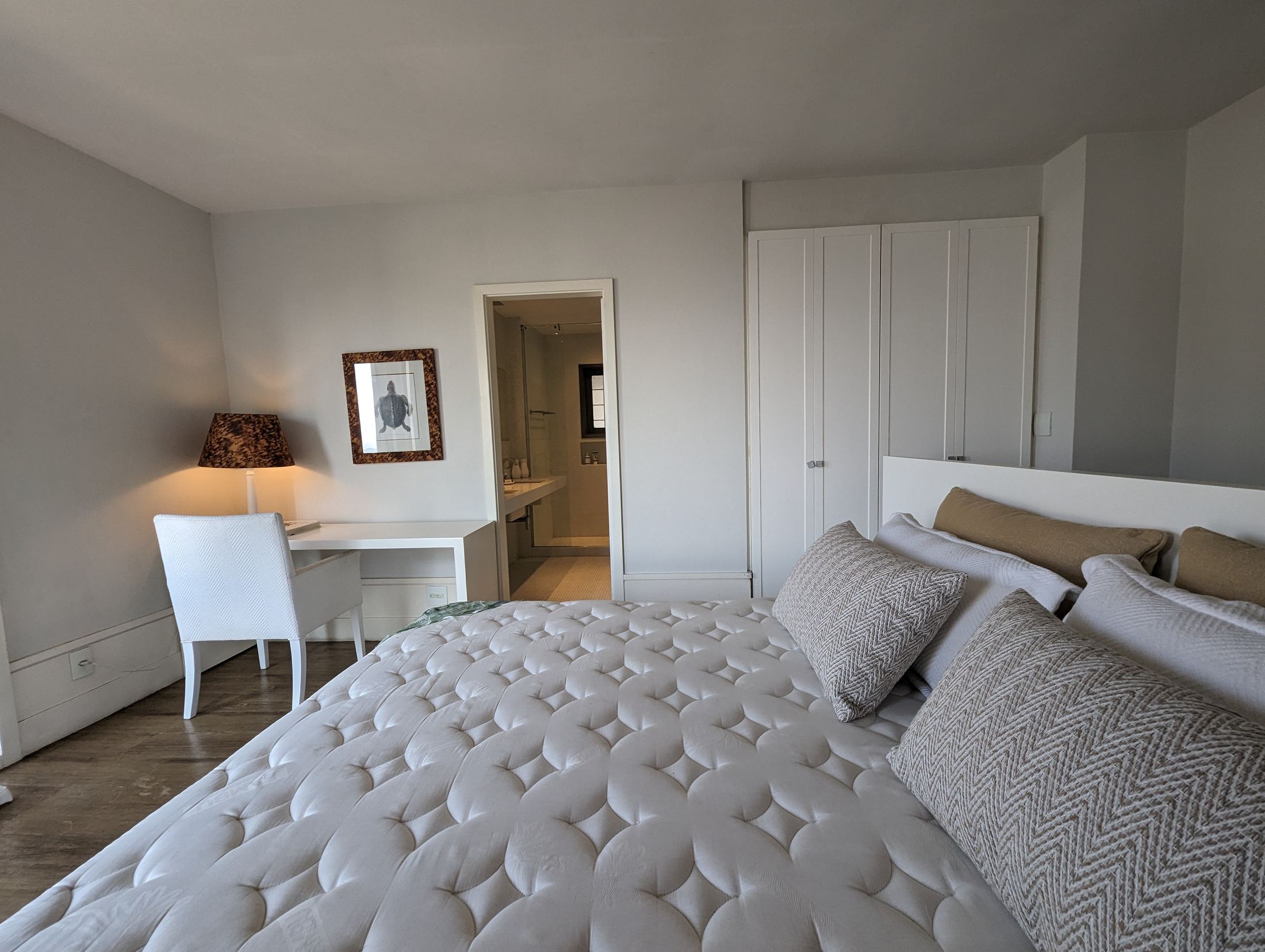 A spectacular 5-bedroom home—featuring 3 suites—with cinematic views of Christ the Redeemer and Sugarloaf Mountain. in Santa Teresa — photo 42