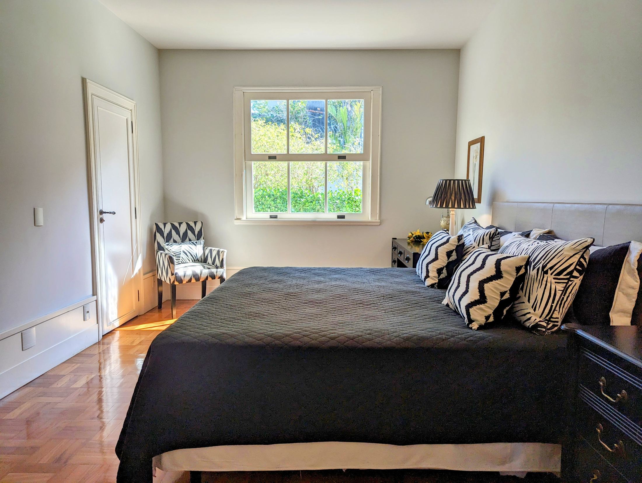 A spectacular 5-bedroom home—featuring 3 suites—with cinematic views of Christ the Redeemer and Sugarloaf Mountain. in Santa Teresa — photo 21