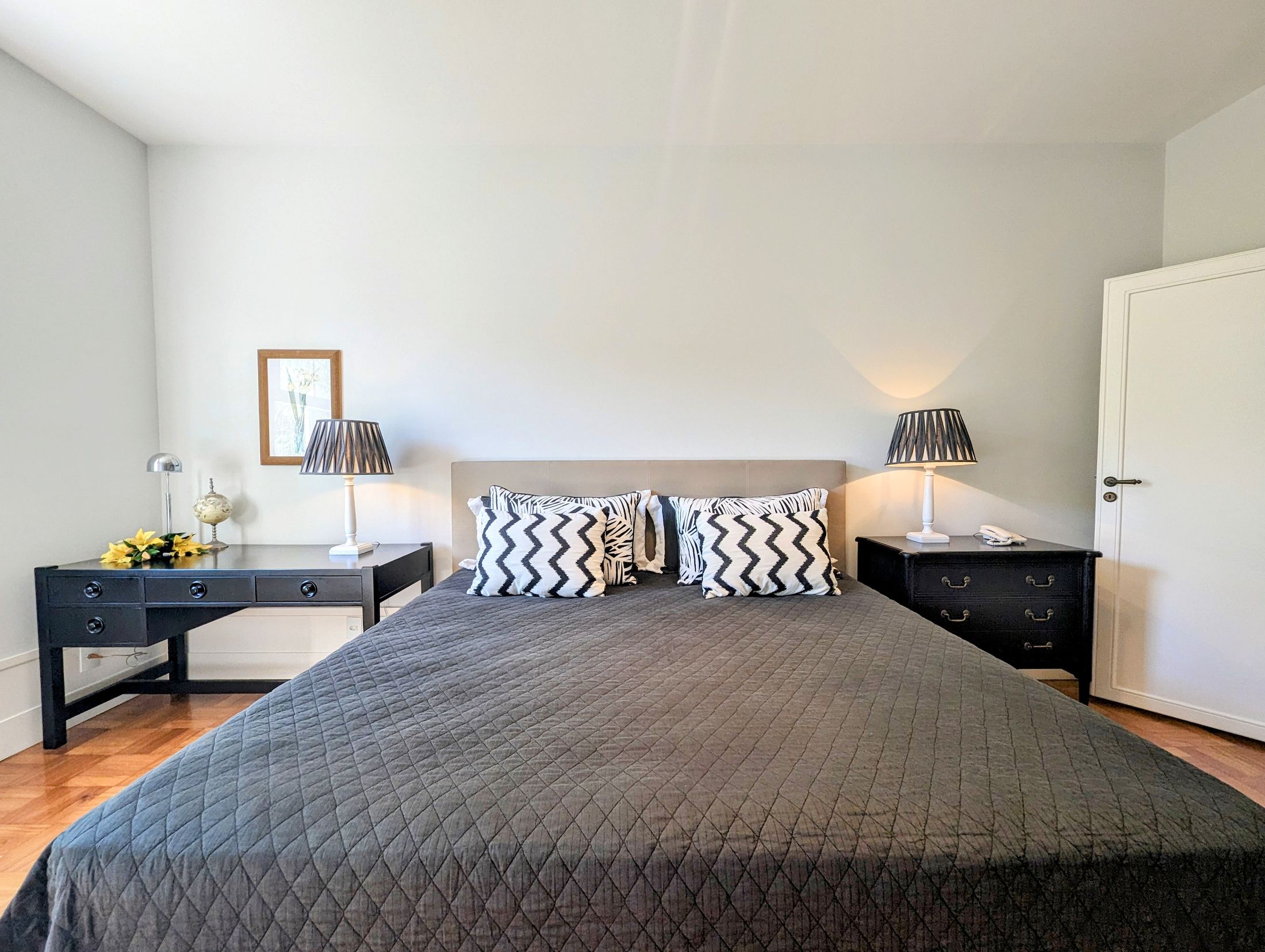 A spectacular 5-bedroom home—featuring 3 suites—with cinematic views of Christ the Redeemer and Sugarloaf Mountain. in Santa Teresa — photo 22