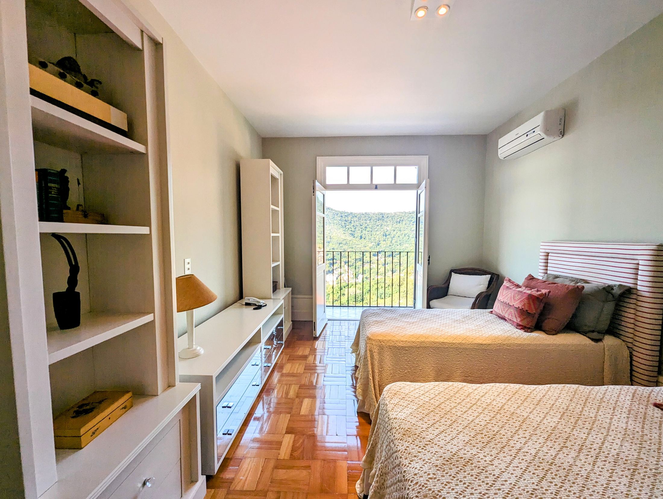 A spectacular 5-bedroom home—featuring 3 suites—with cinematic views of Christ the Redeemer and Sugarloaf Mountain. in Santa Teresa — photo 26