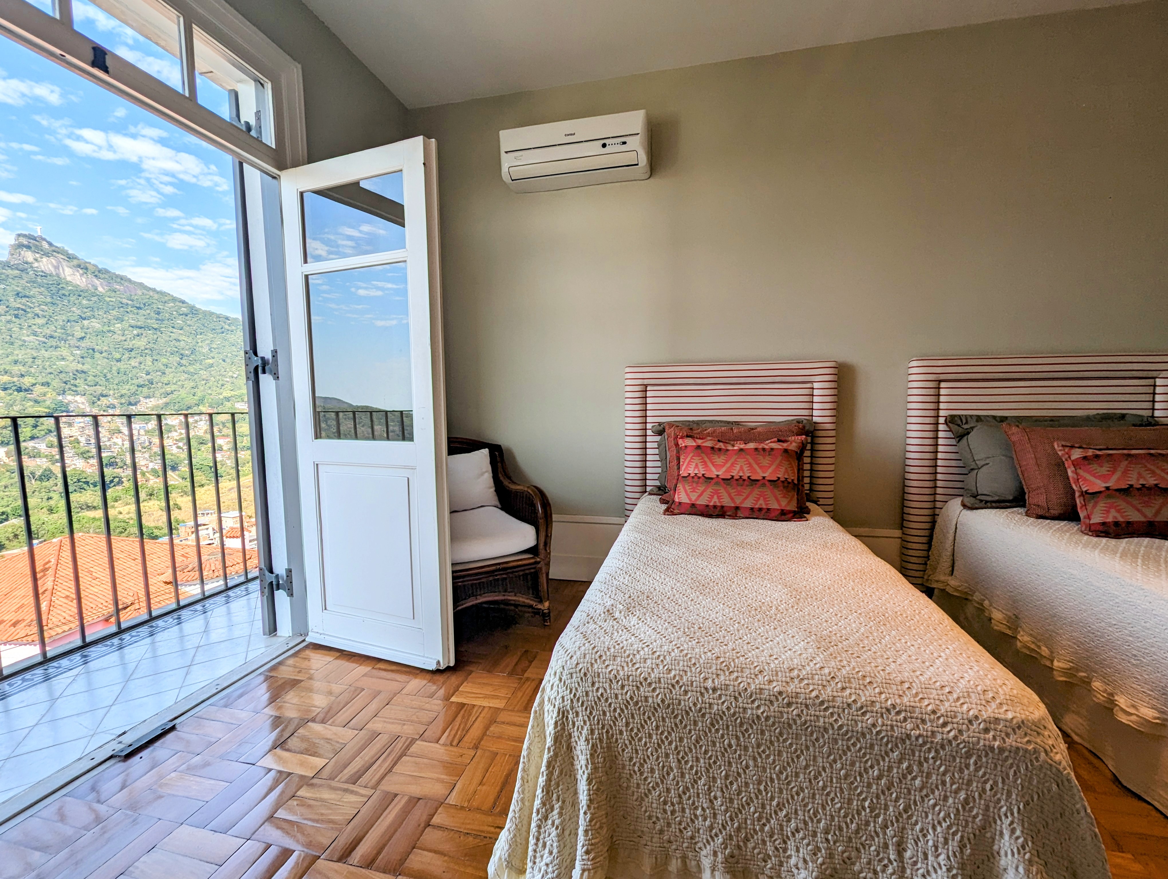 A spectacular 5-bedroom home—featuring 3 suites—with cinematic views of Christ the Redeemer and Sugarloaf Mountain. — photo 22 of 44 (house, Santa Teresa, Rio de Janeiro)
