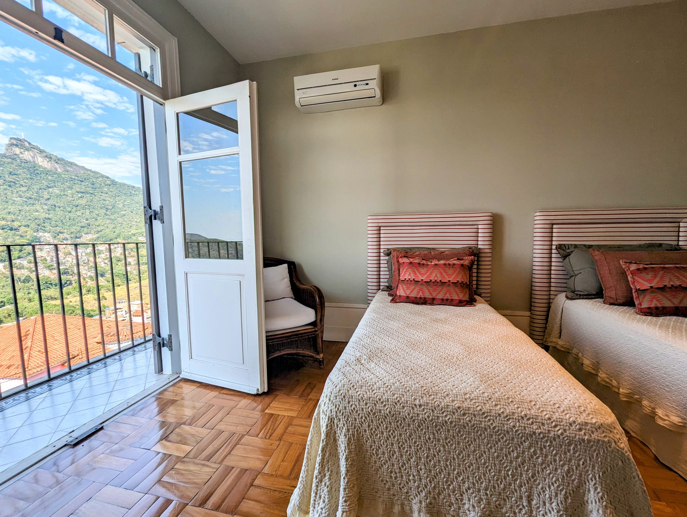 A spectacular 5-bedroom home—featuring 3 suites—with cinematic views of Christ the Redeemer and Sugarloaf Mountain. in Santa Teresa — photo 28