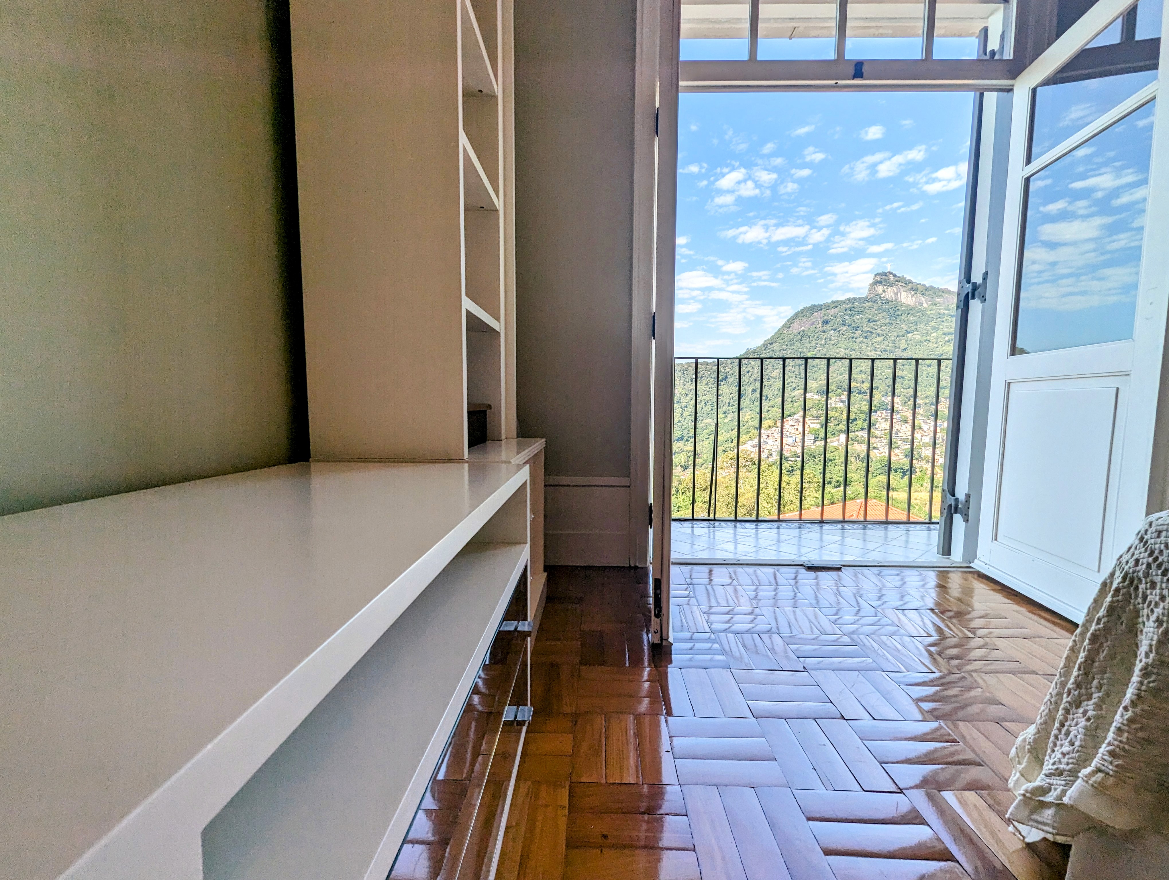 A spectacular 5-bedroom home—featuring 3 suites—with cinematic views of Christ the Redeemer and Sugarloaf Mountain. — photo 24 of 44 (house, Santa Teresa, Rio de Janeiro)