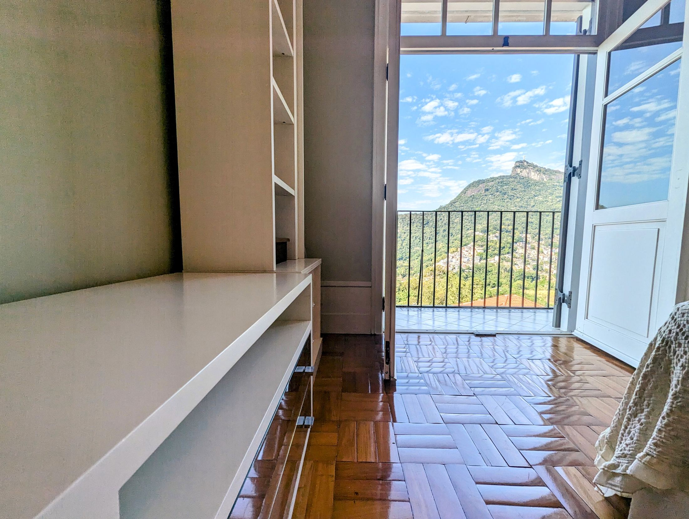 A spectacular 5-bedroom home—featuring 3 suites—with cinematic views of Christ the Redeemer and Sugarloaf Mountain. in Santa Teresa — photo 27