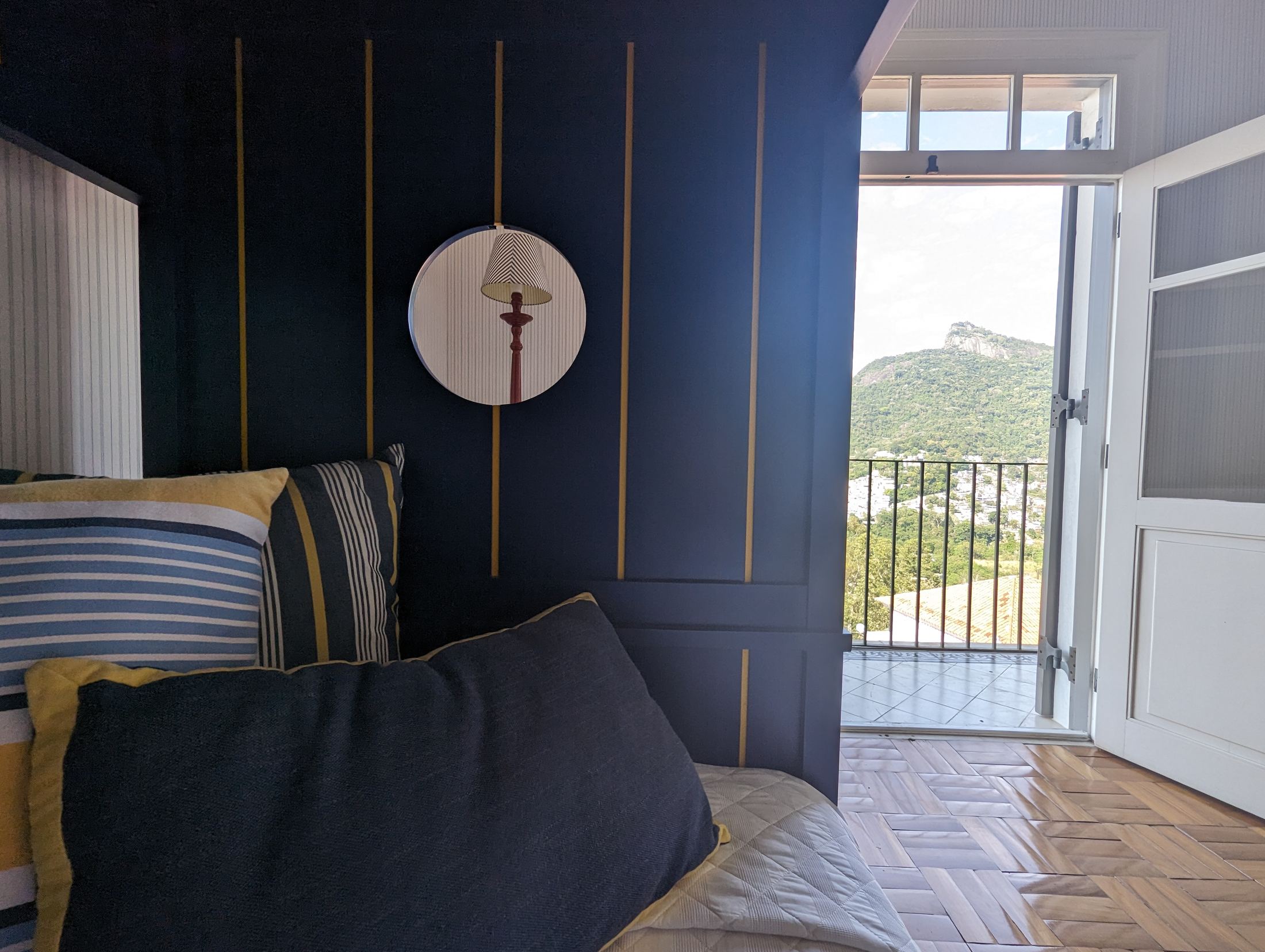 A spectacular 5-bedroom home—featuring 3 suites—with cinematic views of Christ the Redeemer and Sugarloaf Mountain. in Santa Teresa — photo 31