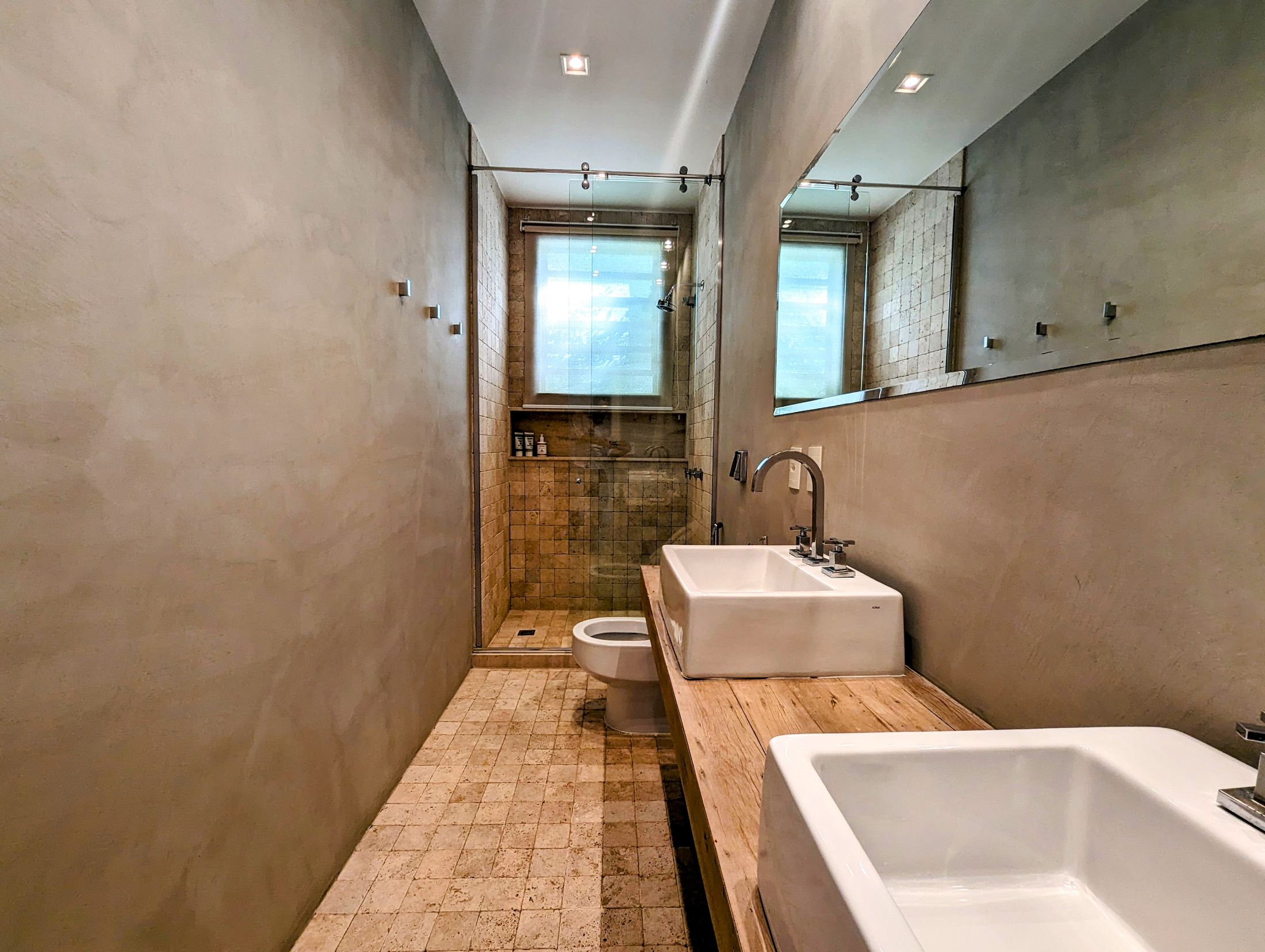A spectacular 5-bedroom home—featuring 3 suites—with cinematic views of Christ the Redeemer and Sugarloaf Mountain. in Santa Teresa — photo 32