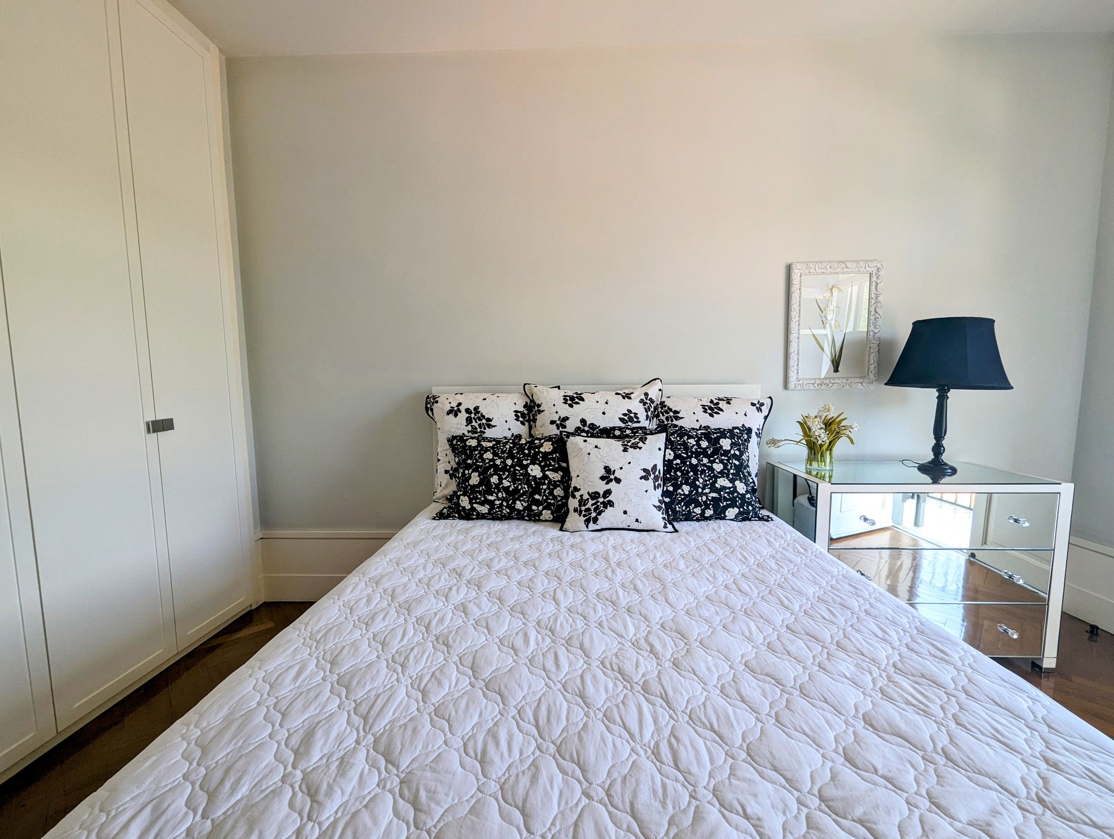 A spectacular 5-bedroom home—featuring 3 suites—with cinematic views of Christ the Redeemer and Sugarloaf Mountain. in Santa Teresa — photo 33