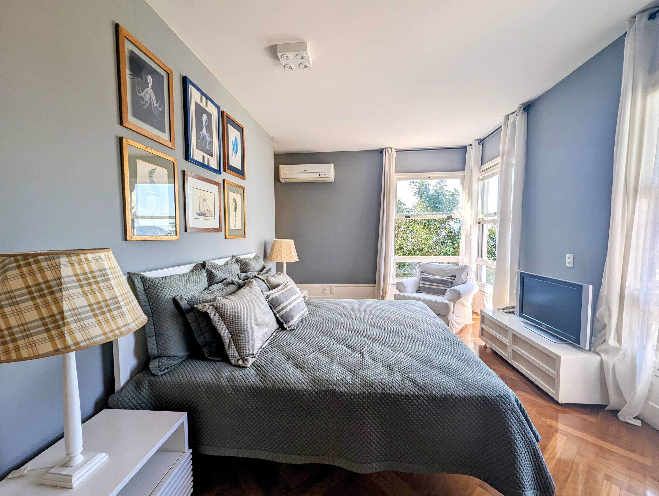 A spectacular 5-bedroom home—featuring 3 suites—with cinematic views of Christ the Redeemer and Sugarloaf Mountain. in Santa Teresa — photo 36