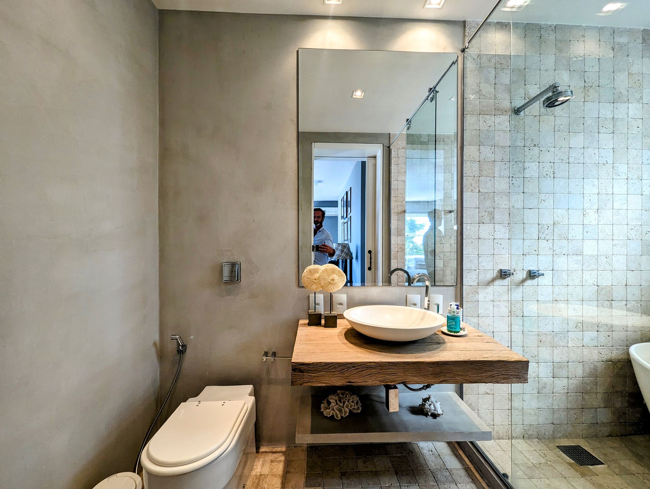 A spectacular 5-bedroom home—featuring 3 suites—with cinematic views of Christ the Redeemer and Sugarloaf Mountain. in Santa Teresa — photo 39