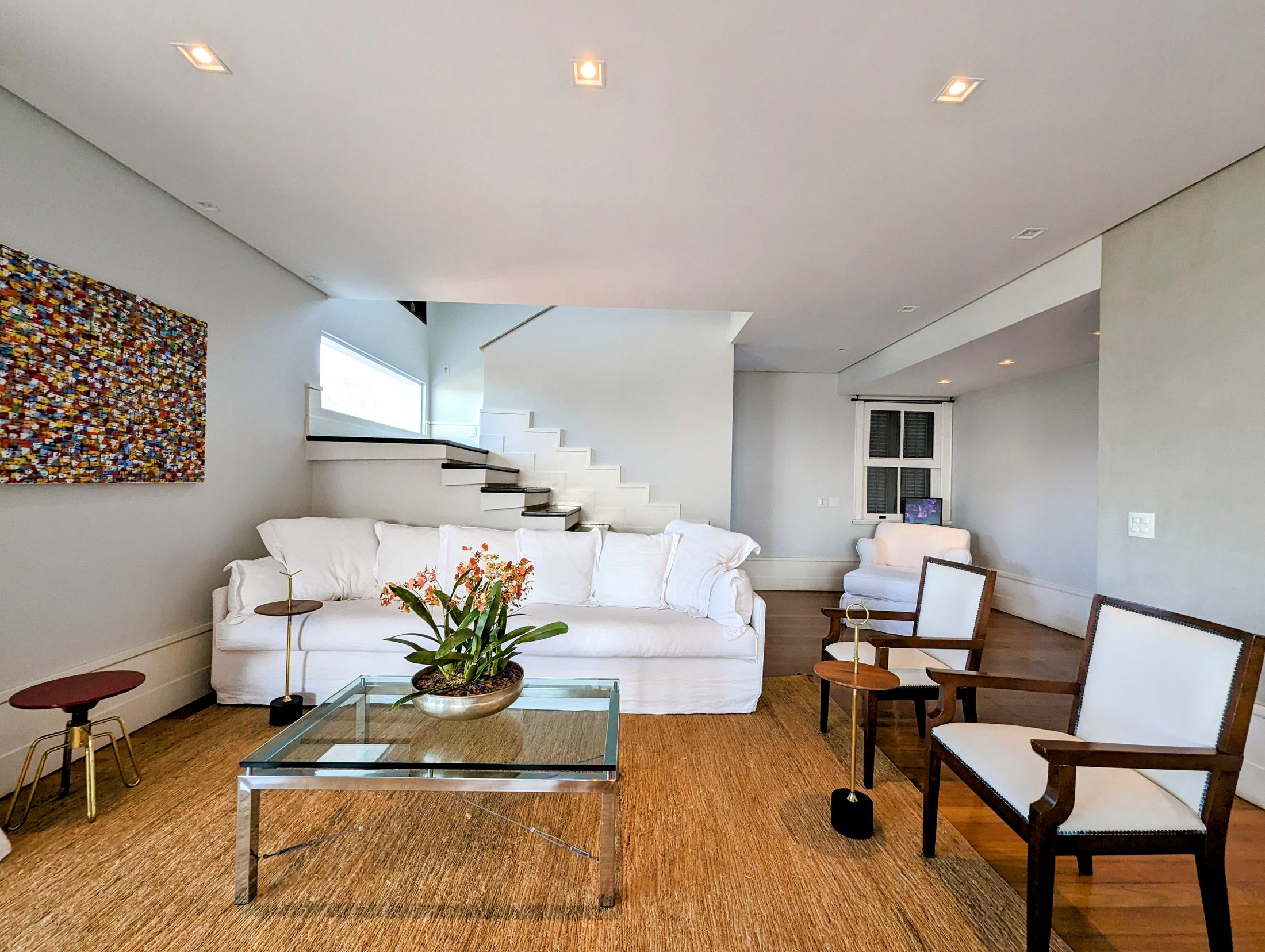 A spectacular 5-bedroom home—featuring 3 suites—with cinematic views of Christ the Redeemer and Sugarloaf Mountain. in Santa Teresa — photo 11