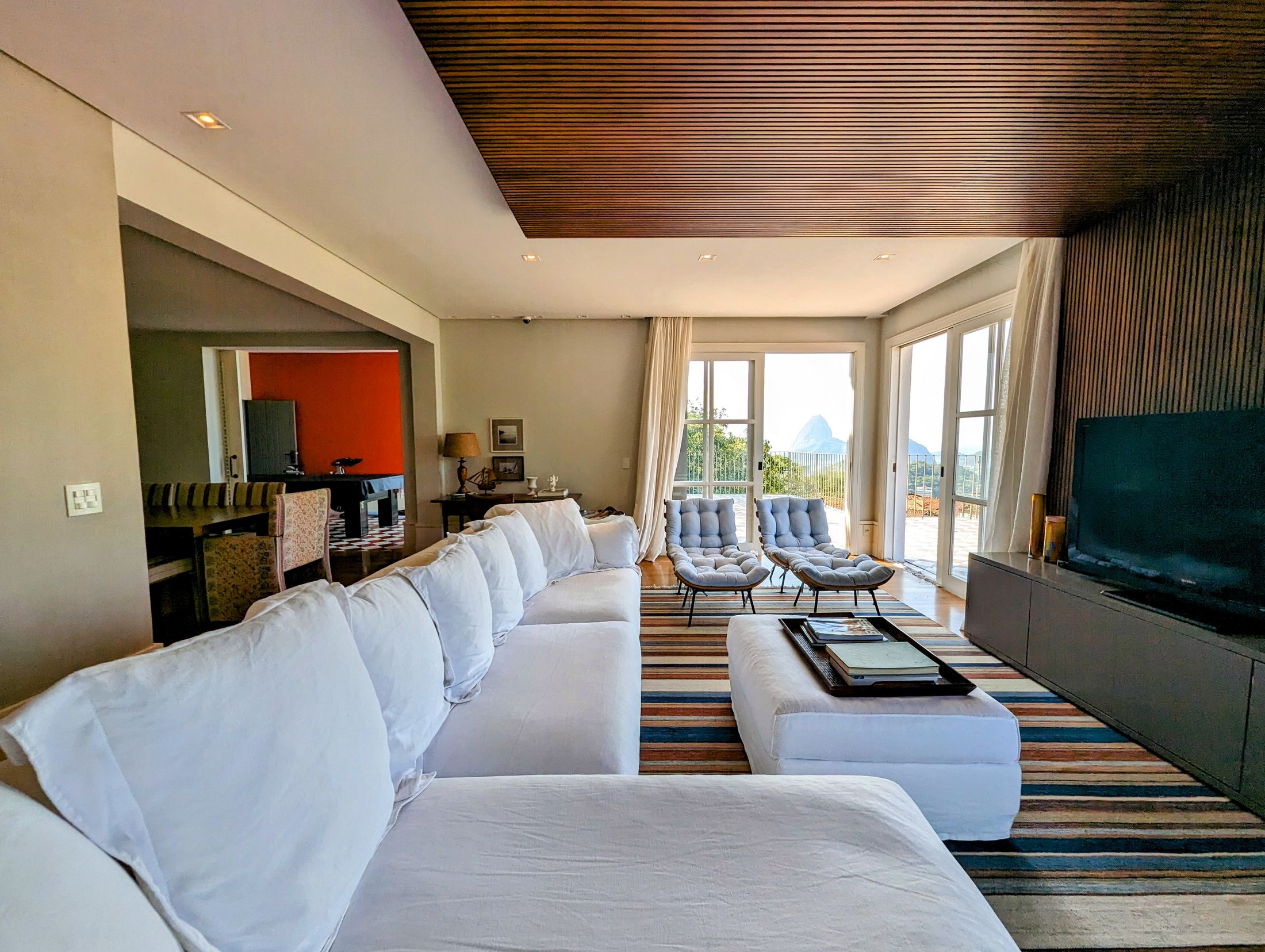 A spectacular 5-bedroom home—featuring 3 suites—with cinematic views of Christ the Redeemer and Sugarloaf Mountain. in Santa Teresa — photo 10