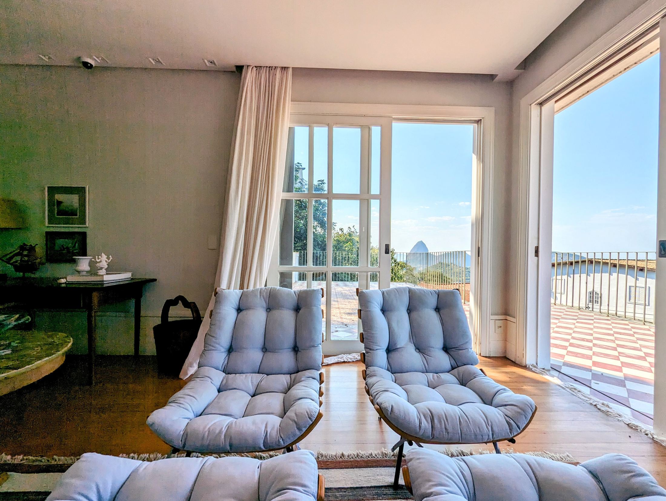A spectacular 5-bedroom home—featuring 3 suites—with cinematic views of Christ the Redeemer and Sugarloaf Mountain. in Santa Teresa — photo 13