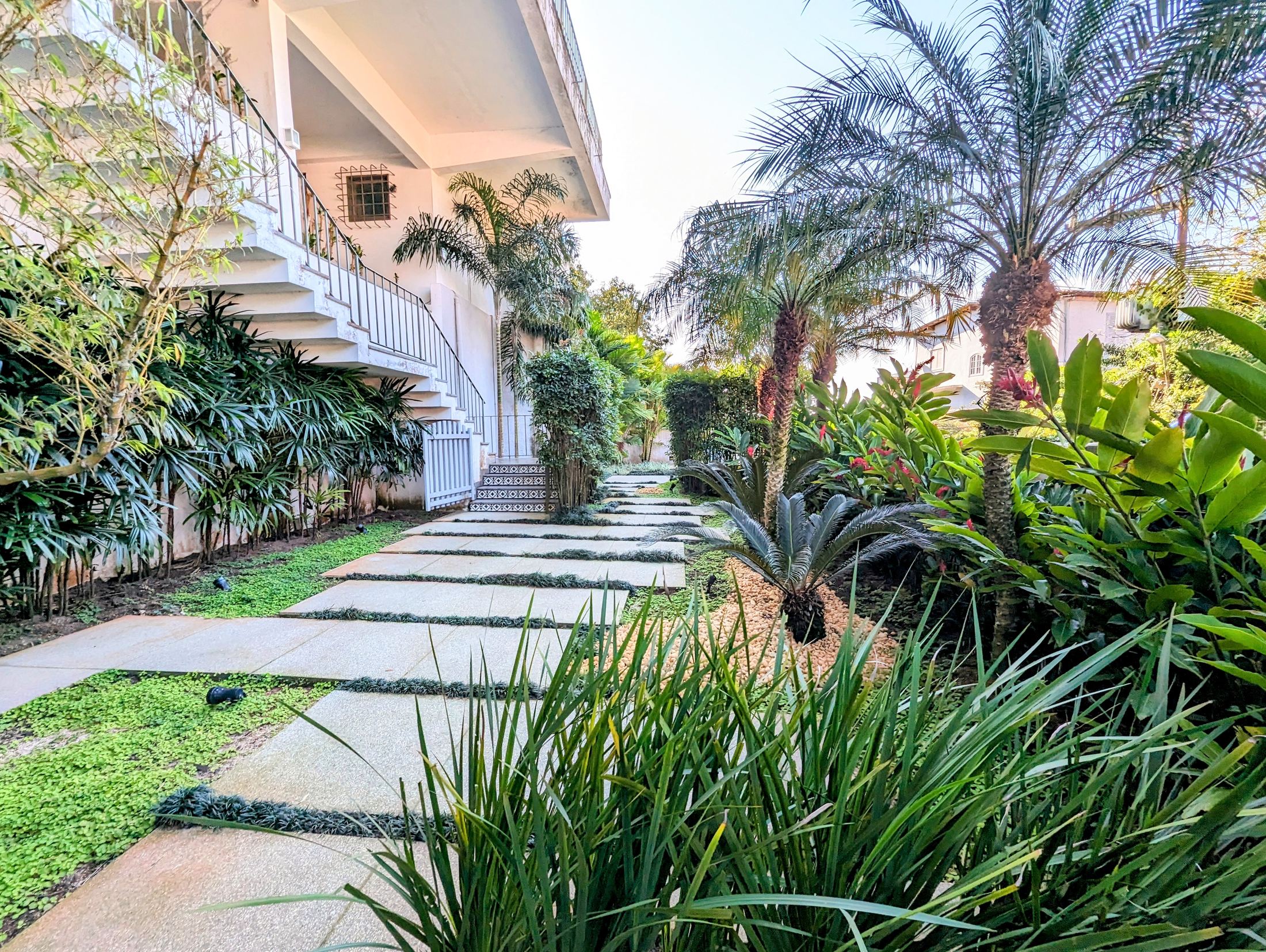 A spectacular 5-bedroom home—featuring 3 suites—with cinematic views of Christ the Redeemer and Sugarloaf Mountain. in Santa Teresa — photo 5
